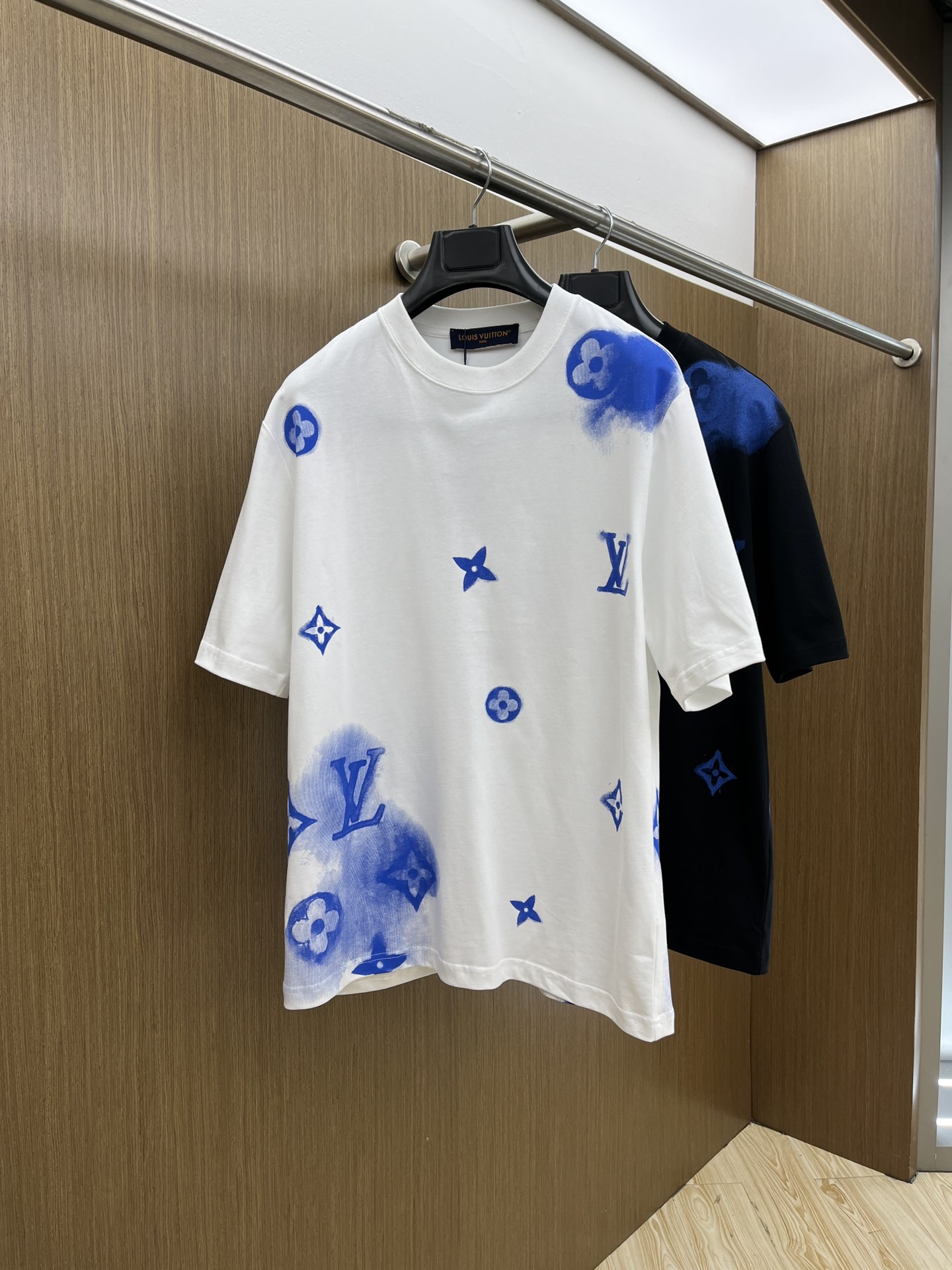 NO:437069,LV# 2025 spring and summer new round neck, the latest short-sleeved round neck T-shirt in the first counter, high-end customization, avant-garde and fashionable design, brand logo heavy craftsmanship design, high-end customized original fabric, soft touch, comfortable wearing of the upper body, exquisite workmanship, invincible and handsome, must-have items for handsome men, fdh, color black. White, S-2XL,,louis vuitton, T-shirt,tees, t-shirt,alexander wang19860909LV# 2025春夏新款圆领 首发专柜最新款短袖圆领T恤 高端订制 设计前卫时尚 品牌logo重工艺设计 高端定制原版面料 手感柔软 上身穿着舒适 专柜级别精致车线 做工精细 上身效果无敌帅气 型男必备单品 fdh 颜色黑色.白色 码数S-2XL,,louis vuitton,T-shirt,tees，t-shirt,alexander wang,Men's clothing