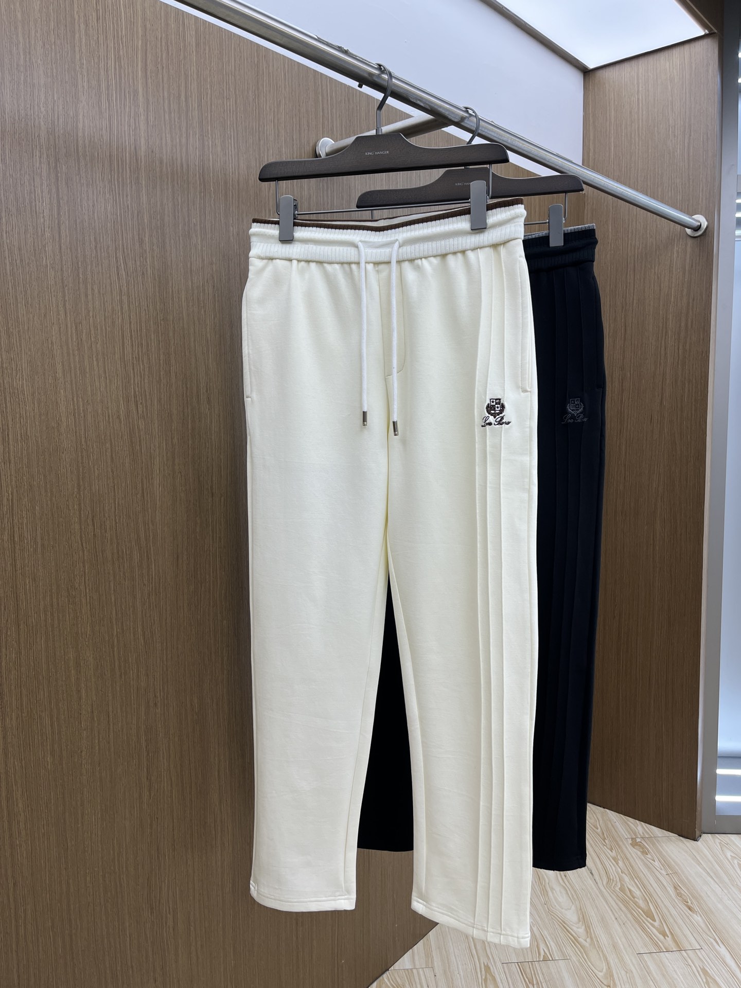 NO:159422,High-end products L men's casual pants The latest top-body style is invincible!  This pants are very versatile, elastic waist, and can be worn for daily work. They are the perfect combination of fashionable and leisure and outdoor sports, so whether you wear them normally or outdoors, they are your best choice. Extreme comfort and quick sweating are the most popular key points, improving the comfort of wearing and suitable for aerobics and trail running conditions. This style is a jogging casual pants with an extremely wide range of applications, allowing you to naturally maintain a love for sports in summer, or you can wear them in casual life. ftd size M-3xl,,alexander wang19860909高端货 L男士休闲裤 最新款上身版型无敌正！ 绝对可以闭眼收的一款 此款裤子非常百搭,弹力腰围,日常上班 户外运动都可以穿着,是时尚休闲与户外运动的完美结合,所以无论您平时穿或者户外穿都是您的最佳选择. 极致舒适和快速排汗是备受青睐的重点,提升穿着舒适度,适合有氧运动和越野跑条件下穿着,此款是一件适用范围极其广泛的跑步休闲裤,让你在夏天自然可以保持对运动热爱,也可以在休闲生活中穿着 ftd 尺码M-3xl,,alexander wang,Men's clothing
