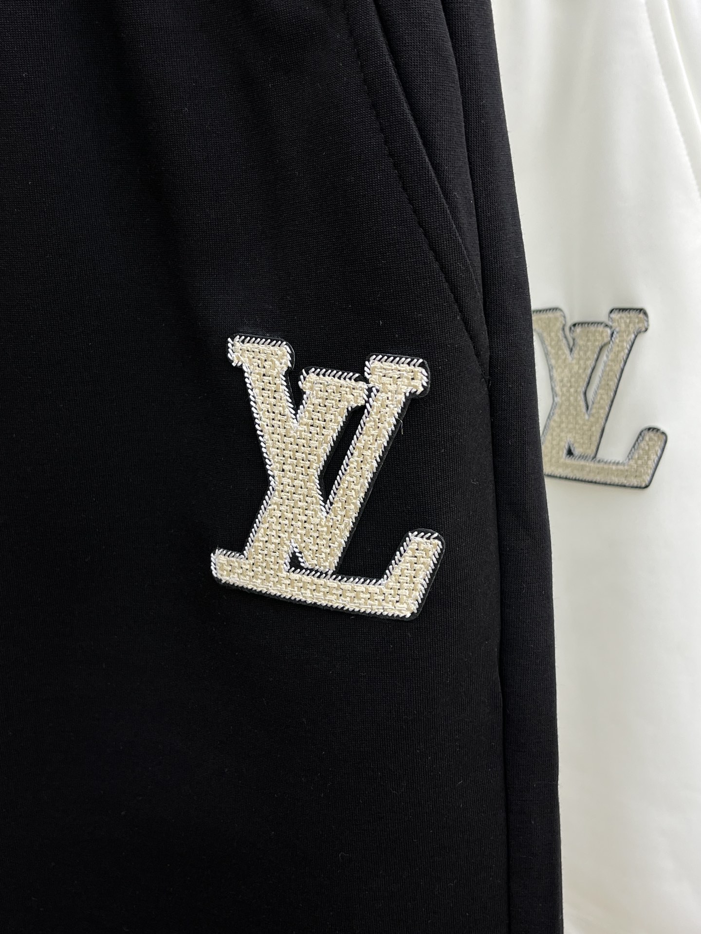  LV 🔥🔥春夏新款男士休闲短裤 高端货简洁时尚大方 定制原版进口面料 简洁利落又清爽 品质做工细节经得