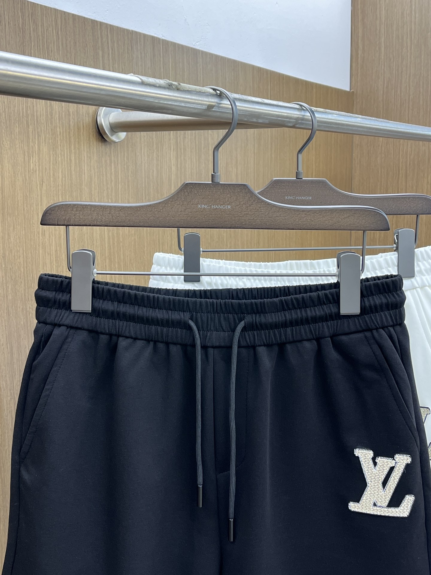  LV 🔥🔥春夏新款男士休闲短裤 高端货简洁时尚大方 定制原版进口面料 简洁利落又清爽 品质做工细节经得