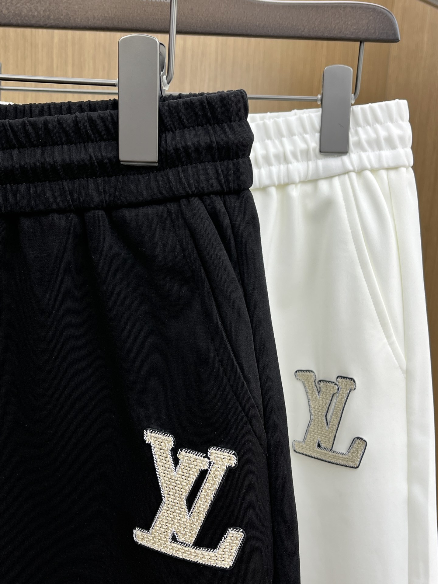  LV 🔥🔥春夏新款男士休闲短裤 高端货简洁时尚大方 定制原版进口面料 简洁利落又清爽 品质做工细节经得