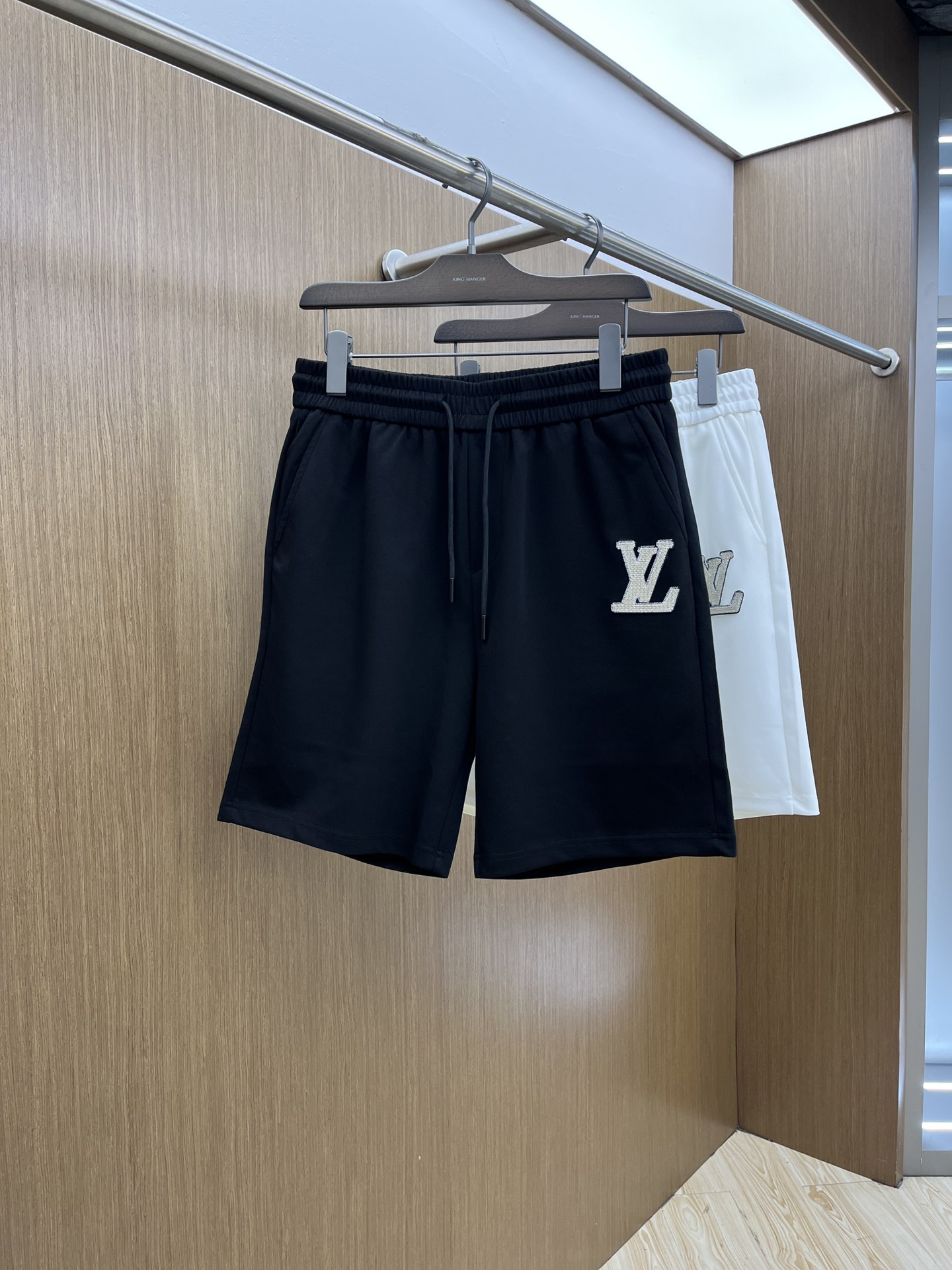  LV 🔥🔥春夏新款男士休闲短裤 高端货简洁时尚大方 定制原版进口面料 简洁利落又清爽 品质做工细节经得