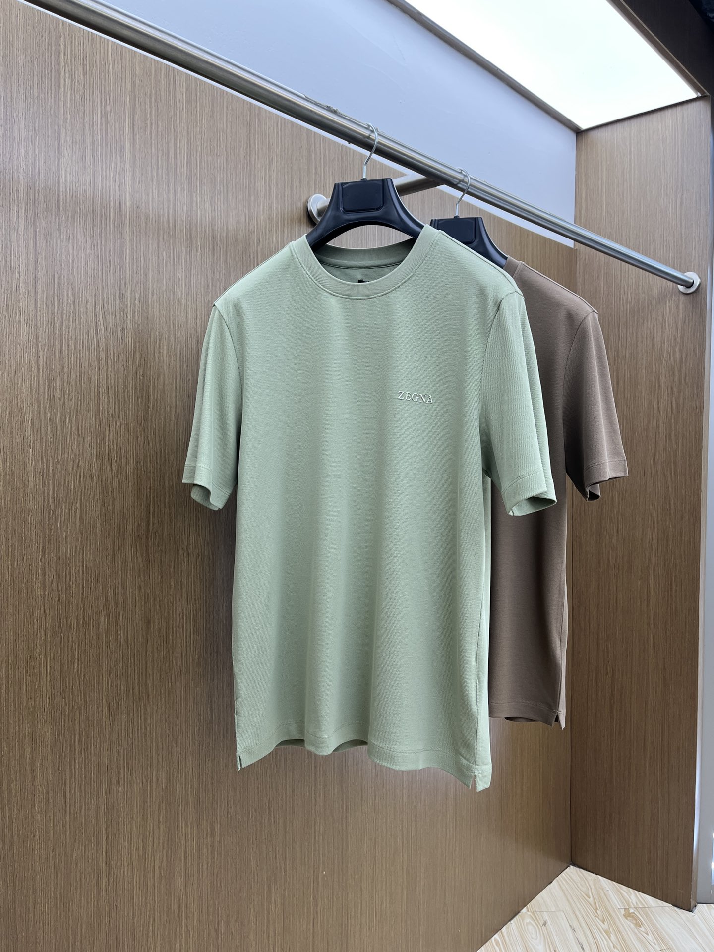 NO:411070,ZZ exclusive first launch 25 early spring new short-sleeved men's daily eyes closed when going out. High-end custom fabric short-sleeved T-shirts. The charm lies in creating a simple and luxurious fashion, and feel the unique temperament of the British style at will. The loose style shows a casual and casual style. Whether it is matched with jeans, casual pants, or skirts, bjj can show a unique personality. Three standards are complete. Size M-3xl, skirts, jeans, T-shirt, tees, t-shirt, alexander wang19860909ZZ 独家首发 25早春新款短袖 男士日常出门闭眼搭 高级定制面料短袖T恤 魅力在于创造了简约奢华感的时尚,随意搭配感受英式风格独特气质. 宽松的版型展现出休闲随意的风格,无论是搭配牛仔裤、休闲裤、还是裙子,bjj都能展现出独特的个性 三标齐全 尺码M-3xl,,skirts,jeans,T-shirt,tees，t-shirt,alexander wang,Men's clothing