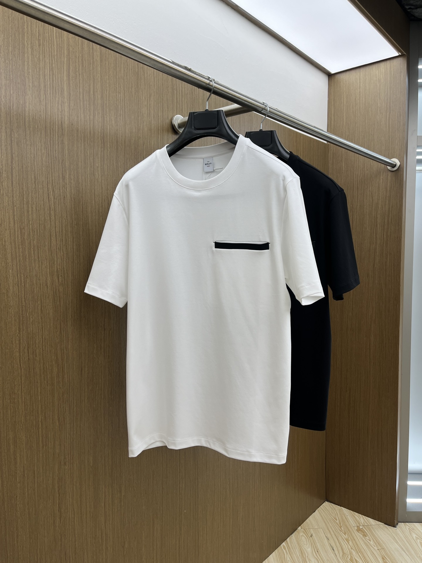 NO:411040,But exclusive first 25 early spring new short-sleeved men's daily trip to close their eyes. High-end custom fabric short-sleeved T-shirts. The charm lies in creating a simple and luxurious fashion, and feel the unique temperament of the British style at will. The loose style shows a casual and casual style. Whether it is matched with jeans, casual pants, or skirts, bjj can show a unique personality. Three standards are complete. Size M-3xl, skirts, jeans, T-shirt, tees, t-shirt, alexander wang19860909But 独家首发 25早春新款短袖 男士日常出门闭眼搭 高级定制面料短袖T恤 魅力在于创造了简约奢华感的时尚,随意搭配感受英式风格独特气质. 宽松的版型展现出休闲随意的风格,无论是搭配牛仔裤、休闲裤、还是裙子,bjj都能展现出独特的个性 三标齐全 尺码M-3xl,,skirts,jeans,T-shirt,tees，t-shirt,alexander wang,Men's clothing