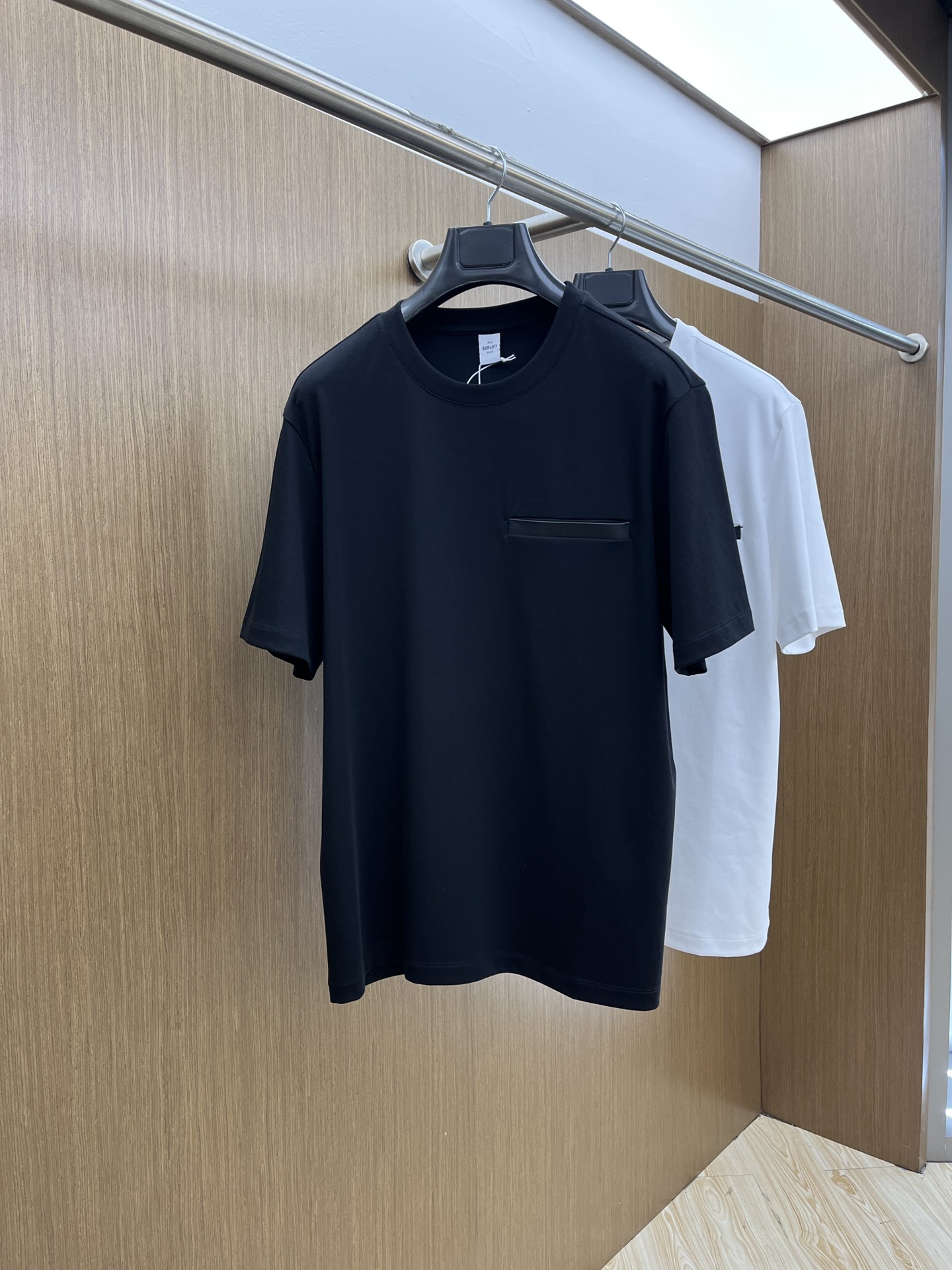 NO:411048,BUt Exclusive First Launch 25 Early Spring New Short Sleeve Men's Daily Going Out Haute Cute Fabric Short Sleeve T-shirt The charm lies in creating a simple and luxurious fashion, and feel the unique temperament of the British style at will. The loose style shows a casual and casual style. Whether it is matched with jeans, casual pants, or skirts, bjj can show a unique personality. Three standards are complete. Size M-3xl, skirts, jeans, T-shirt, tees, t-shirt, alexander wang19860909BUt 独家首发 25早春新款短袖 男士日常出门闭眼搭 高级定制面料短袖T恤 魅力在于创造了简约奢华感的时尚,随意搭配感受英式风格独特气质. 宽松的版型展现出休闲随意的风格,无论是搭配牛仔裤、休闲裤、还是裙子,bjj都能展现出独特的个性 三标齐全 尺码M-3xl,,skirts,jeans,T-shirt,tees，t-shirt,alexander wang,Men's clothing