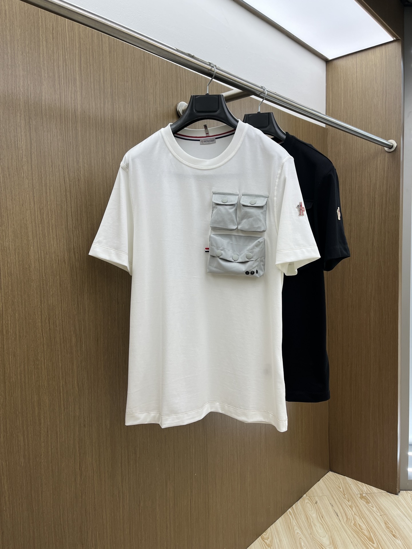 NO:411053,High-quality Mon 25 early spring new short-sleeved men's daily eyes closed when going out. High-quality custom fabric short-sleeved T-shirts. The charm lies in creating a simple and luxurious fashion, and feel the unique temperament of the British style at will. The loose style shows a casual and casual style. Whether it is matched with jeans, casual pants, or skirts, bjj can show a unique personality. Size M-3xl, skirts, jeans, T-shirt, tees, t-shirt, alexander wang19860909高品质 Mon 25早春新款短袖 男士日常出门闭眼搭 高级定制面料短袖T恤 魅力在于创造了简约奢华感的时尚,随意搭配感受英式风格独特气质. 宽松的版型展现出休闲随意的风格,无论是搭配牛仔裤、休闲裤、还是裙子,bjj都能展现出独特的个性 尺码M-3xl,,skirts,jeans,T-shirt,tees，t-shirt,alexander wang,Men's clothing