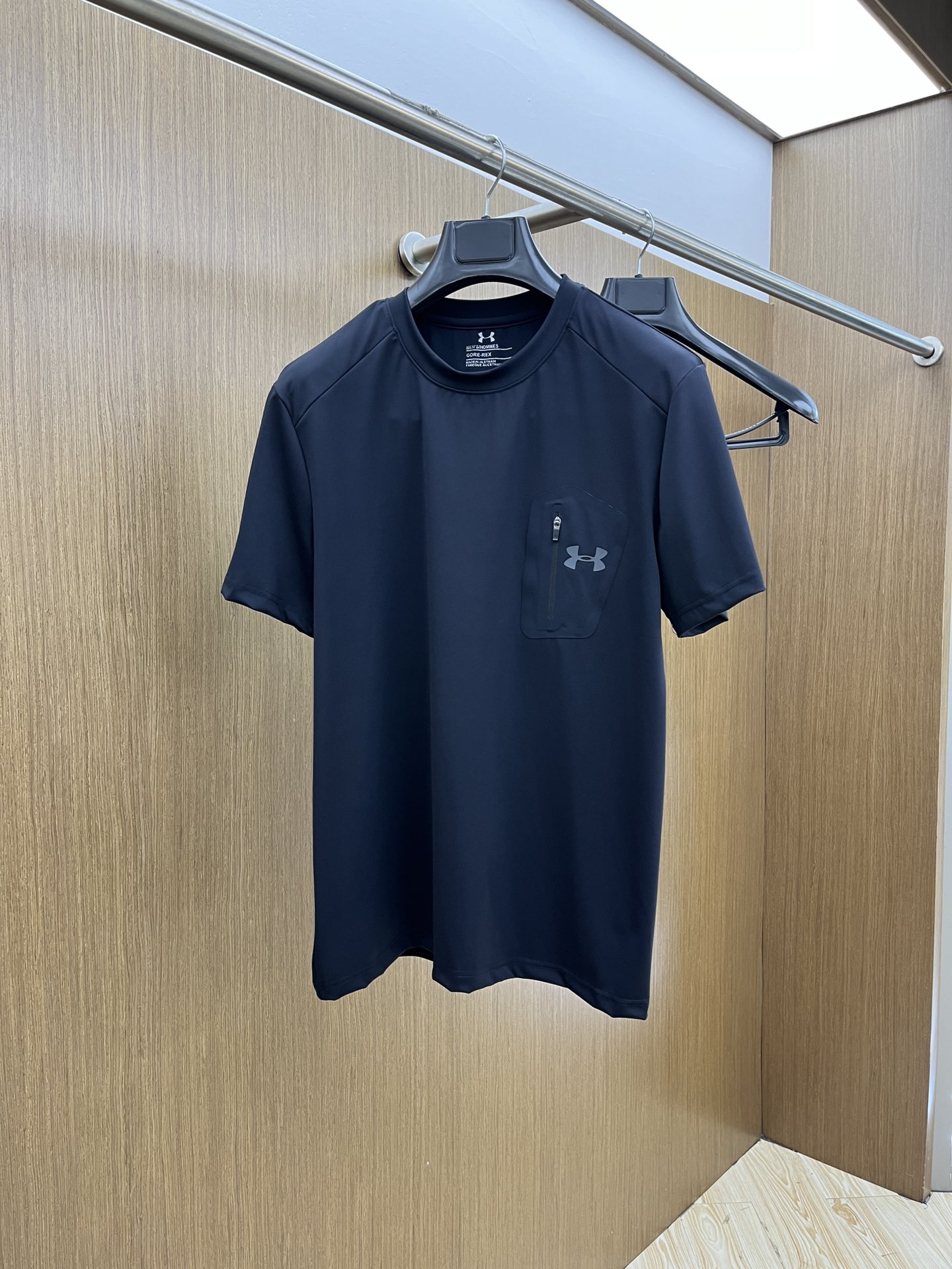 NO:142046,Under Armour's new spring and summer first-time counter latest model station collar T-shirt, high-end customization, avant-garde and fashionable design!  Brand logo heavy craft design, high-end customized 280g fabric, soft feel, comfortable to wear, exquisite counter-level car line, fine workmanship, invincible and handsome upper body effect!  A must-have item for handsome men!  xd code number M—3XL, tees, t-shirt, alexander wang19860909安德玛 春夏新款首发专柜最新款站领T恤 高端订制 设计前卫时尚！品牌logo重工艺设计 高端定制280克面料.手感柔软.穿着舒适.专柜级别精致车线.做工精细.上身效果无敌帅气！型男必备单品！xd码数M—3XL,,tees，t-shirt,alexander wang,Men's clothing