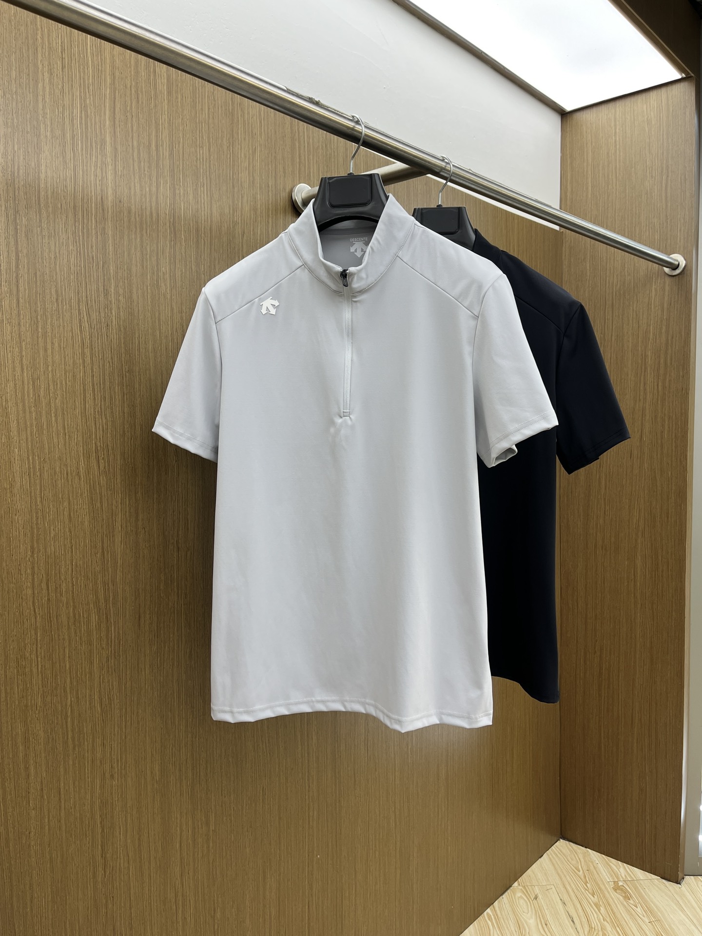 NO:142048,DST Spring and Summer New First-Open Counter Latest Station Collar T-shirt High-end Customization Design Avant-garde and fashionable!  Brand logo heavy craft design, high-end customized 280g fabric, soft feel, comfortable to wear, exquisite counter-level car line, fine workmanship, invincible and handsome upper body effect!  A must-have item for handsome men!  xd code number M—3XL, tees, t-shirt, alexander wang19860909DST 春夏新款首发专柜最新款站领T恤 高端订制 设计前卫时尚！品牌logo重工艺设计 高端定制280克面料.手感柔软.穿着舒适.专柜级别精致车线.做工精细.上身效果无敌帅气！型男必备单品！xd码数M—3XL,,tees，t-shirt,alexander wang,Men's clothing