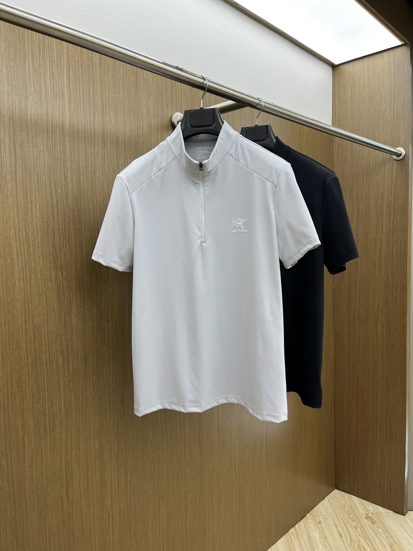 NO:142050,ARC spring and summer new first-time counter latest model station collar T-shirt, high-end customization, avant-garde and fashionable design!  Brand logo heavy craft design, high-end customized 280g fabric, soft feel, comfortable to wear, exquisite counter-level car line, fine workmanship, invincible and handsome upper body effect!  A must-have item for handsome men!  xd code number M—3XL, tees, t-shirt, alexander wang19860909ARC 春夏新款首发专柜最新款站领T恤 高端订制 设计前卫时尚！品牌logo重工艺设计 高端定制280克面料.手感柔软.穿着舒适.专柜级别精致车线.做工精细.上身效果无敌帅气！型男必备单品！xd码数M—3XL,,tees，t-shirt,alexander wang,Men's clothing