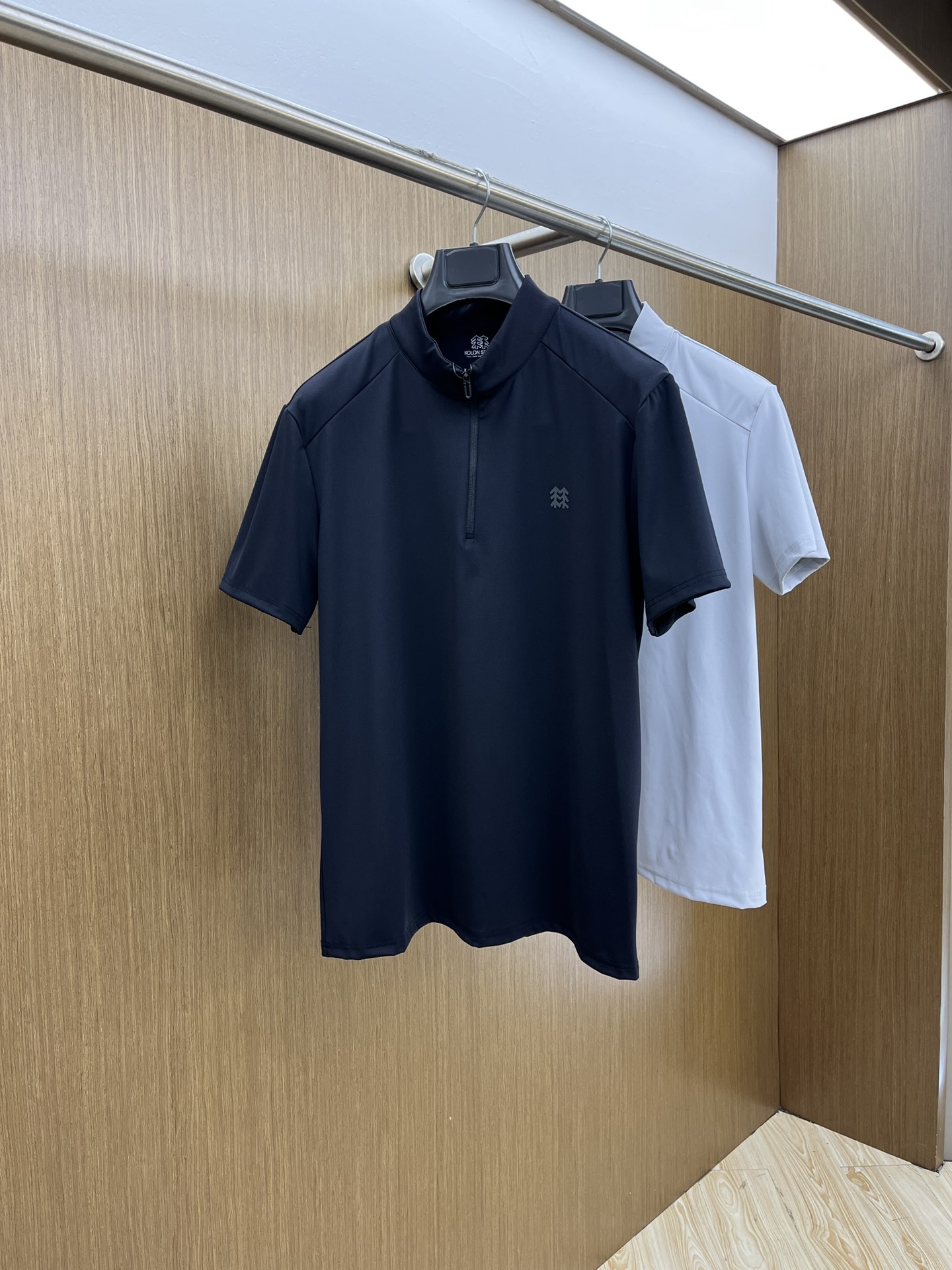 NO:142056,Kelong Spring and summer new styles first-time counter latest model station collar T-shirt, high-end customization, avant-garde and fashionable design!  Brand logo heavy craft design, high-end customized 280g fabric, soft feel, comfortable to wear, exquisite counter-level car line, fine workmanship, invincible and handsome upper body effect!  A must-have item for handsome men!  xd code number M—3XL, tees, t-shirt, alexander wang19860909可隆 春夏新款首发专柜最新款站领T恤 高端订制 设计前卫时尚！品牌logo重工艺设计 高端定制280克面料.手感柔软.穿着舒适.专柜级别精致车线.做工精细.上身效果无敌帅气！型男必备单品！xd码数M—3XL,,tees，t-shirt,alexander wang,Men's clothing