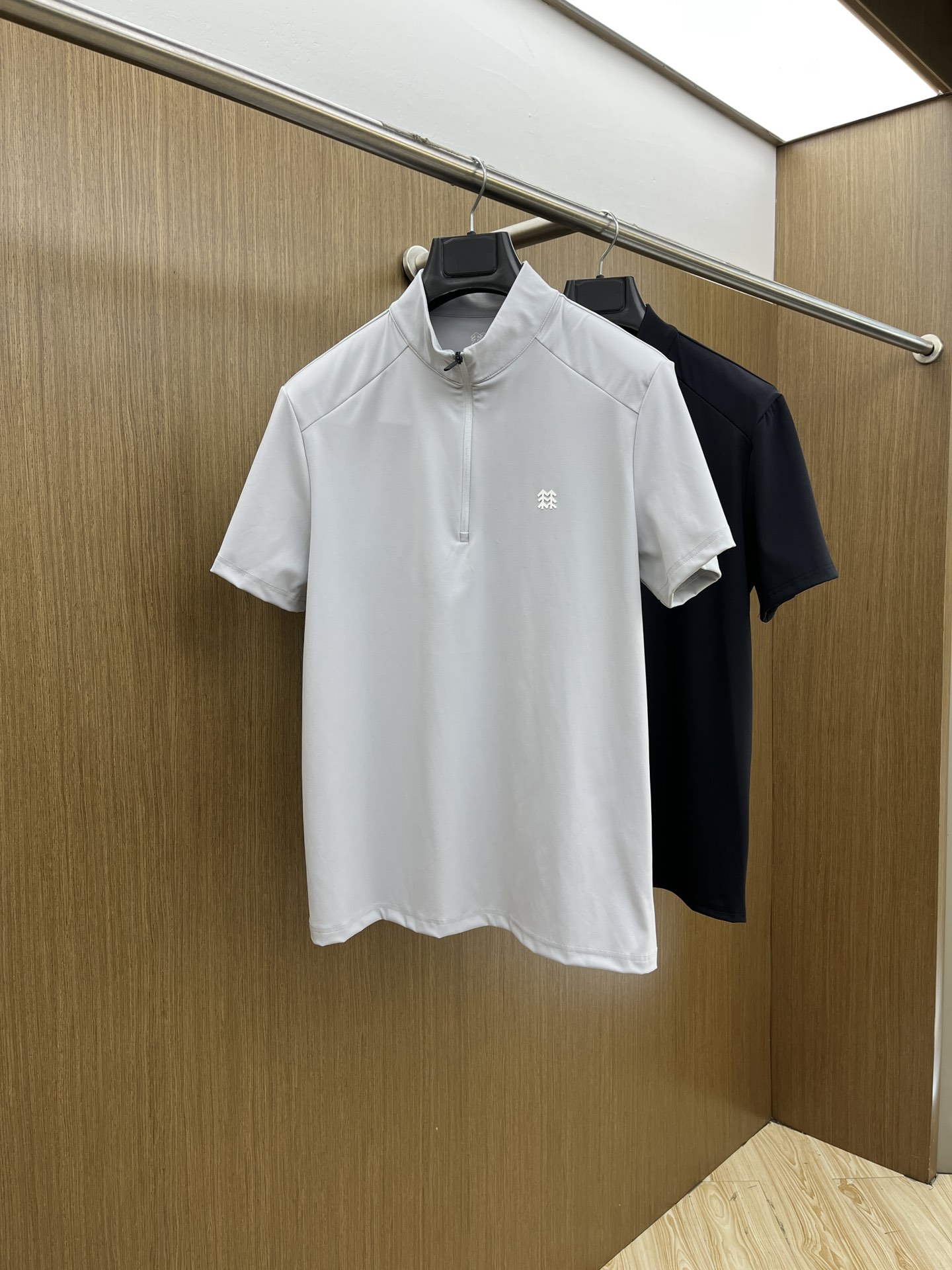 NO:142059,Kelong Spring and Summer new first-time counter latest station-collar T-shirt, high-end customization, avant-garde and fashionable design!  Brand logo heavy craft design, high-end customized 280g fabric, soft feel, comfortable to wear, exquisite counter-level car line, fine workmanship, invincible and handsome upper body effect!  A must-have item for handsome men!  xd code number M—3XL, tees, t-shirt, alexander wang19860909可隆春夏新款首发专柜最新款站领T恤 高端订制 设计前卫时尚！品牌logo重工艺设计 高端定制280克面料.手感柔软.穿着舒适.专柜级别精致车线.做工精细.上身效果无敌帅气！型男必备单品！xd码数M—3XL,,tees，t-shirt,alexander wang,Men's clothing