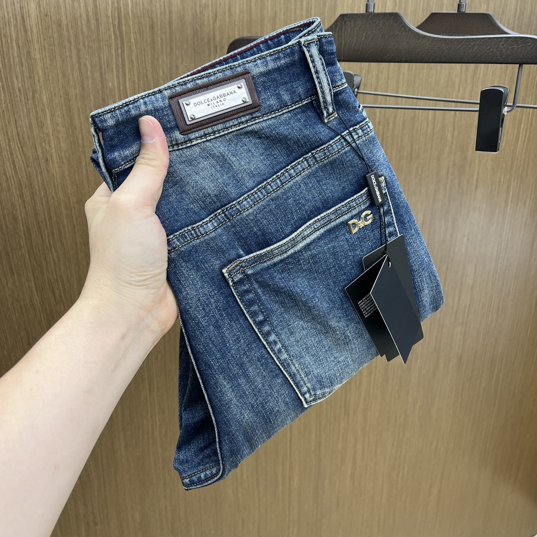 NO:451073,New DG high-end customization, 25SS spring and summer latest jeans are available at the counter simultaneously, imported color fixing fabrics, original custom reproduction, customer-supplied hardware and auxiliary materials, original quality, heavy industry washing, fine workmanship and excellent upper body!  Preferred single products produced by fax, number of numbers 29-38 without 35.37!  , jeans,alexander wang19860909新款 DG 高端定制、25SS春夏最新款牛仔裤 柜台同步发售 进口固色面料 原版定制复刻 客供五金辅料 原单品质 重工洗水 做工走线精细 上身绝佳！优选单品 fax出品 码数29-38无35.37！,,jeans,alexander wang,Men's clothing