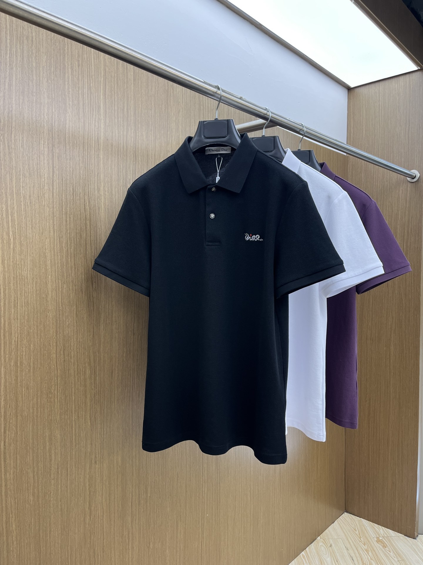 NO:451102,New CD Spring and summer new men's short-sleeved Polo shirt, the latest brand design elements!  Neither monotonous nor complicated, it shows taste just right!  Customer-supplied top-quality custom bead flooring fabrics!  Comfortable, sweat-absorbing and breathable, the unique high-end fabric presents a simple and elegant temperament!  Clarinet plaid pattern design!  Leather logo pattern design on chest!  Full three-dimensional! Standard cutting design!  Every detail is a reflection of high-end fashion. FDL size: M-4XL, T-shirt, alexander wang19860909新款 CD 春夏新款男士短袖Polo衫,品牌最新设计元素！既不单调也不复杂,恰到好处的展现品味！客供顶级定制珠地棉面料！舒适吸汗透气根本不在话下,面料独具的高奢感呈现简约优雅气质！领口格子图案设计！胸前皮革logo图案设计！饱满立体!标准裁剪设计！每一处细节都是与高端时尚同步的体现fdl 尺码:M-4XL,,T-shirt,alexander wang,Men's clothing