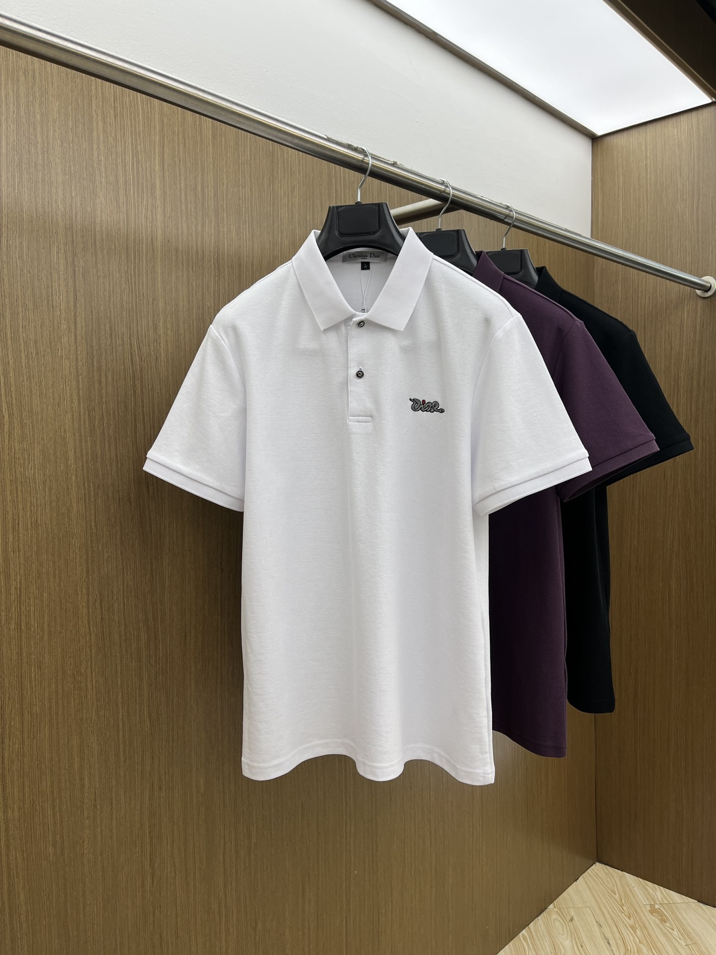 NO:160737,New CD Spring and summer new men's short-sleeved Polo shirt, the latest brand design elements!  Neither monotonous nor complicated, it shows taste just right!  Customer-supplied top-quality custom bead flooring fabrics!  Comfortable, sweat-absorbing and breathable, the unique high-end fabric presents a simple and elegant temperament!  Clarinet plaid pattern design!  Leather logo pattern design on chest!  Full three-dimensional! Standard cutting design!  Every detail is a reflection of high-end fashion. FDL size: M-4XL, T-shirt, alexander wang19860909新款 CD 春夏新款男士短袖Polo衫,品牌最新设计元素！既不单调也不复杂,恰到好处的展现品味！客供顶级定制珠地棉面料！舒适吸汗透气根本不在话下,面料独具的高奢感呈现简约优雅气质！领口格子图案设计！胸前皮革logo图案设计！饱满立体!标准裁剪设计！每一处细节都是与高端时尚同步的体现fdl 尺码:M-4XL,,T-shirt,alexander wang,Men's clothing