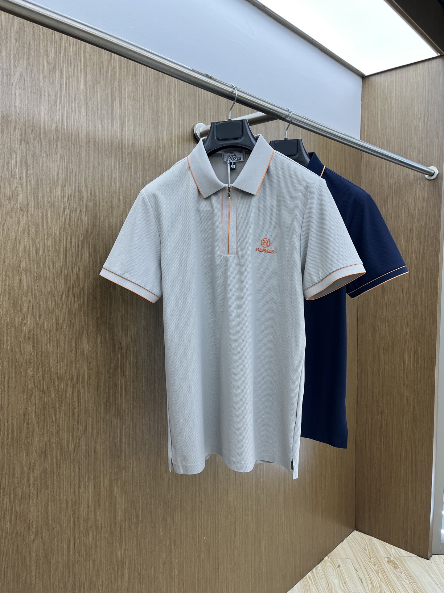 NO:463552,New Her Spring and Summer New Men's Short-Sleeve Polo Shirt, the latest brand design elements!  Neither monotonous nor complicated, it shows taste just right!  Customer-supplied top-quality custom bead flooring fabrics!  Comfortable, sweat-absorbing and breathable, the unique high-end fabric presents a simple and elegant temperament!  Clarinet plaid pattern design!  Leather logo pattern design on chest!  Full three-dimensional! Standard cutting design!  Every detail is a reflection of high-end fashion. FDL size: M-4XL, T-shirt, alexander wang19860909新款 Her 春夏新款男士短袖Polo衫,品牌最新设计元素！既不单调也不复杂,恰到好处的展现品味！客供顶级定制珠地棉面料！舒适吸汗透气根本不在话下,面料独具的高奢感呈现简约优雅气质！领口格子图案设计！胸前皮革logo图案设计！饱满立体!标准裁剪设计！每一处细节都是与高端时尚同步的体现fdl 尺码:M-4XL,,T-shirt,alexander wang,Men's clothing