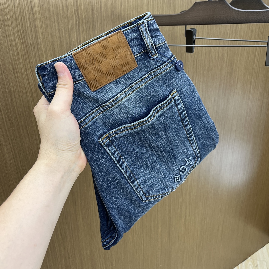 NO:161957,New LV SS spring and summer new super soft wash jeans, top body is so handsome, small straight-fitting design, slim-fitting cut, men's top casual cotton!  High-end stretchy all-season versatile commuter jeans for men!  The style is extremely versatile, the fabric is elastic and the material is also outstanding, with a bit retro and old style. The thick fabric is suitable for all seasons to wear and the industry's exclusive first-time model, and the four seasons versatile commuter style!  This high-end slim elastic tight jeans are versatile and comfortable!  29-38 (none 35,37), louis vuitton,jeans,alexander wang19860909新款 LV SS春夏新品超柔和水洗牛仔裤 ,上身爆帅,小直筒设计,修身裁剪,男款顶级休闲棉质！高端弹力四季百搭通勤牛仔男裤！款式极其的百搭,面料弹力,材质也十分出众,有点复古做旧的风格,厚面料适合四季穿着业内独家首发款,四季百搭通勤款！这类高端的修身弹力紧身牛仔裤,fxq百搭而且舒适！ 29-38（无35,37）,,louis vuitton,jeans,alexander wang,Men's clothing