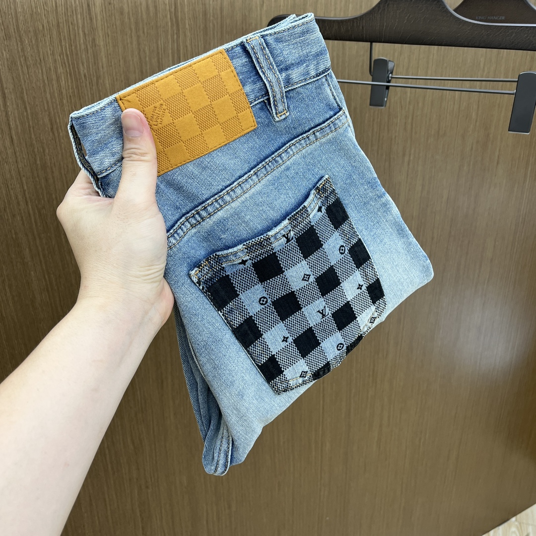 NO:161953,LV is available for exclusive sale. The 25SS early spring super-burning and explosive street series is the most exclusive and grandly launched. Original custom high-end quality fabric, slim fit and tailoring, fabric with elasticity, micro-slim, LZ is super comfortable on the upper body, a must-have item for spring and summer!  Buying one is definitely the most beautiful boy on every street haha!  Counter size 28-38 No 37, louis vuitton,jeans,alexander wang19860909LV 高端独家发售 25SS早春款超燃炸街系列之最牛仔裤 独家隆重推出 原版定制高端品质面料 版型修身剪裁 面料带弹力 微弹之 LZ上身舒适度超高 25春夏必爆单品！买一条绝对是每条街最靓的仔哈哈！专柜尺码28-38无37,,louis vuitton,jeans,alexander wang,Men's clothing