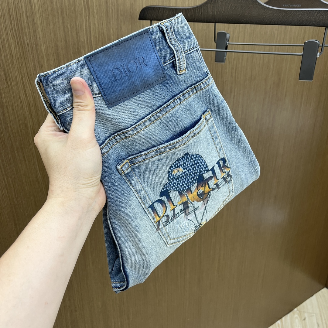 NO:161955,CD exclusively available for sale. The 25SS early spring super-burning and explosive street series is the most exclusive and grandly launched. Original custom high-end quality fabric, slim fit and tailoring, fabric with elasticity, micro-slim, LZ's top body comfort is super high. A must-have item for spring and summer 25!  Buying one is definitely the most beautiful boy on every street haha!  Counter size 28-38 No 37, jeans,alexander wang19860909CD 高端独家发售 25SS早春款超燃炸街系列之最牛仔裤 独家隆重推出 原版定制高端品质面料 版型修身剪裁 面料带弹力 微弹之 LZ上身舒适度超高 25春夏必爆单品！买一条绝对是每条街最靓的仔哈哈！专柜尺码28-38无37,,jeans,alexander wang,Men's clothing