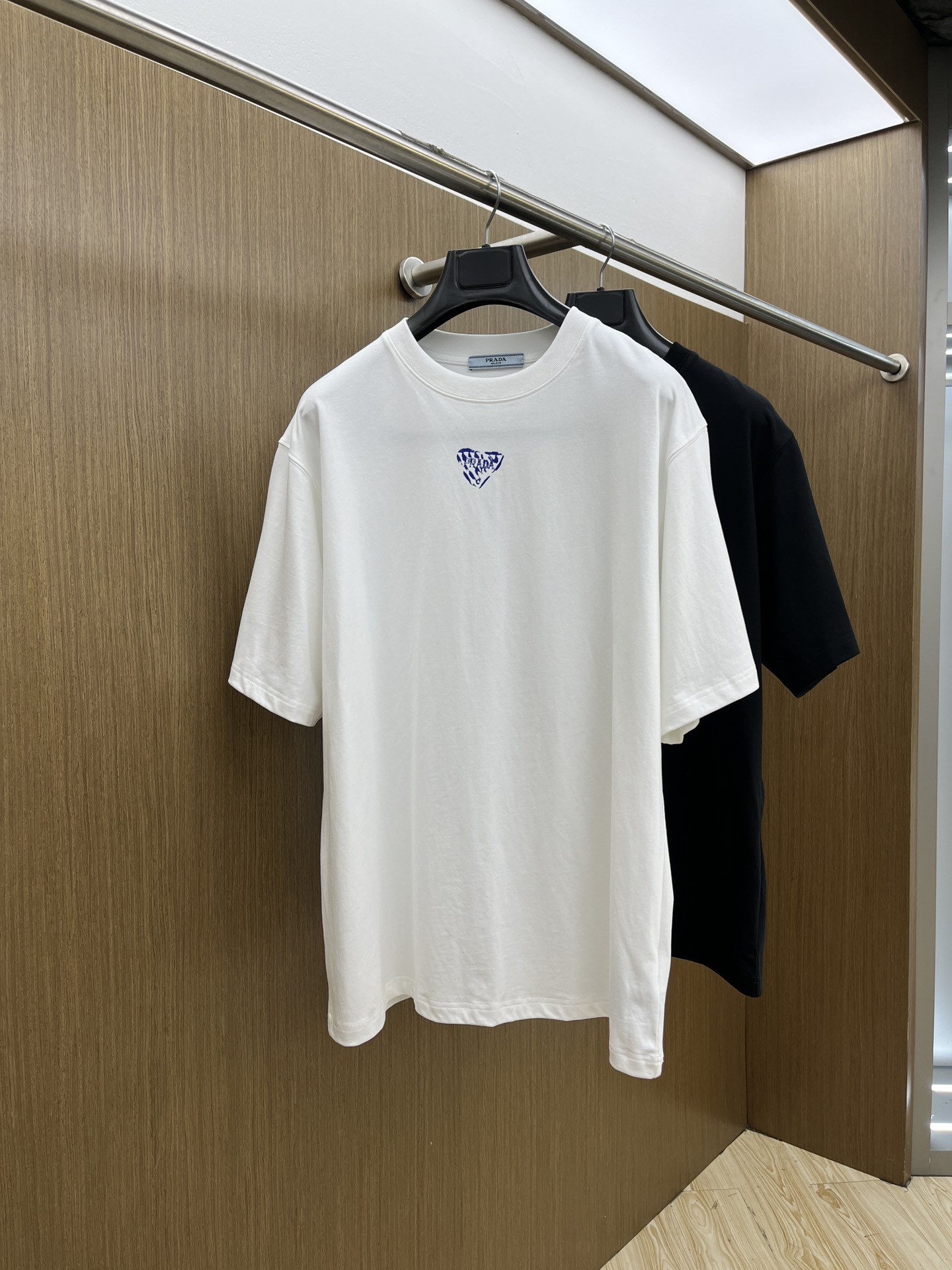 NO:143825,PD 1955FW spring and summer new round neck base-outdoor T-shirt, three-dimensional logo micro-contour half-sleeved active cotton base T-shirt, cotton, feel glutinous and skin-skinned, soft and tough. Processing, toughness and wrinkle resistance have been greatly improved. The micro-contour tailoring is very well-placed, and the chest logo printing process is extremely recognizable. The three-standard logo is complete, and the single-skin base must be used. The same model for men and women, fms, S-XXL, tees, t-shirt, alexander wang19860909PD 1955FW春夏新品圆领打底外穿T恤,立体感logo微廓形半袖活性纯棉打底T恤,棉,手感面糯有骨感,柔而有韧性.工艺处理,韧性和抗皱性能得到大幅度提高.微廓形剪裁很到位,胸前logo印花工艺,辨识度极高.三标齐全,单穿打底必备单品. 男女同款fms 码数S-XXL,,tees，t-shirt,alexander wang,Men's clothing