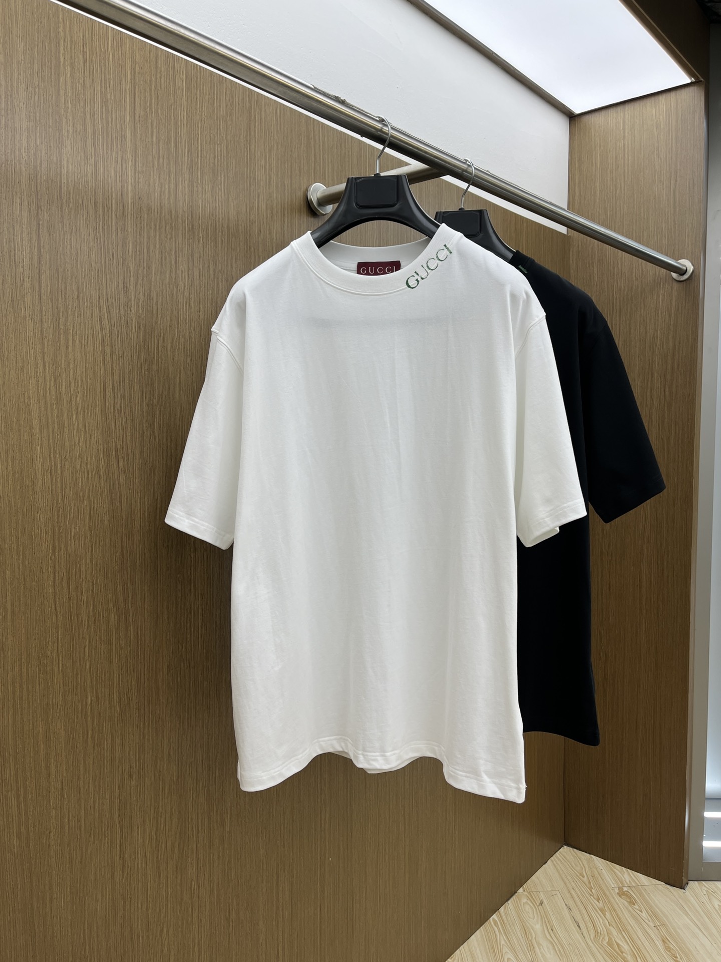 NO:143834,Guc 1955FW spring and summer new round neck base-outdoor T-shirt, three-dimensional logo micro-contour half-sleeved active cotton base T-shirt, cotton, feel glutinous and skin-skinned, soft and tough. Processing, toughness and wrinkle resistance have been greatly improved. The micro-contour tailoring is very well-placed, and the chest logo printing process is extremely recognizable. The three-standard logo is complete, and the single-skin base must be used. The same model for men and women, fms, S-XXL, gucci,tees, t-shirt, alexander wang19860909Guc 1955FW春夏新品圆领打底外穿T恤,立体感logo微廓形半袖活性纯棉打底T恤,棉,手感面糯有骨感,柔而有韧性.工艺处理,韧性和抗皱性能得到大幅度提高.微廓形剪裁很到位,胸前logo印花工艺,辨识度极高.三标齐全,单穿打底必备单品. 男女同款fms 码数S-XXL,,gucci,tees，t-shirt,alexander wang,Men's clothing