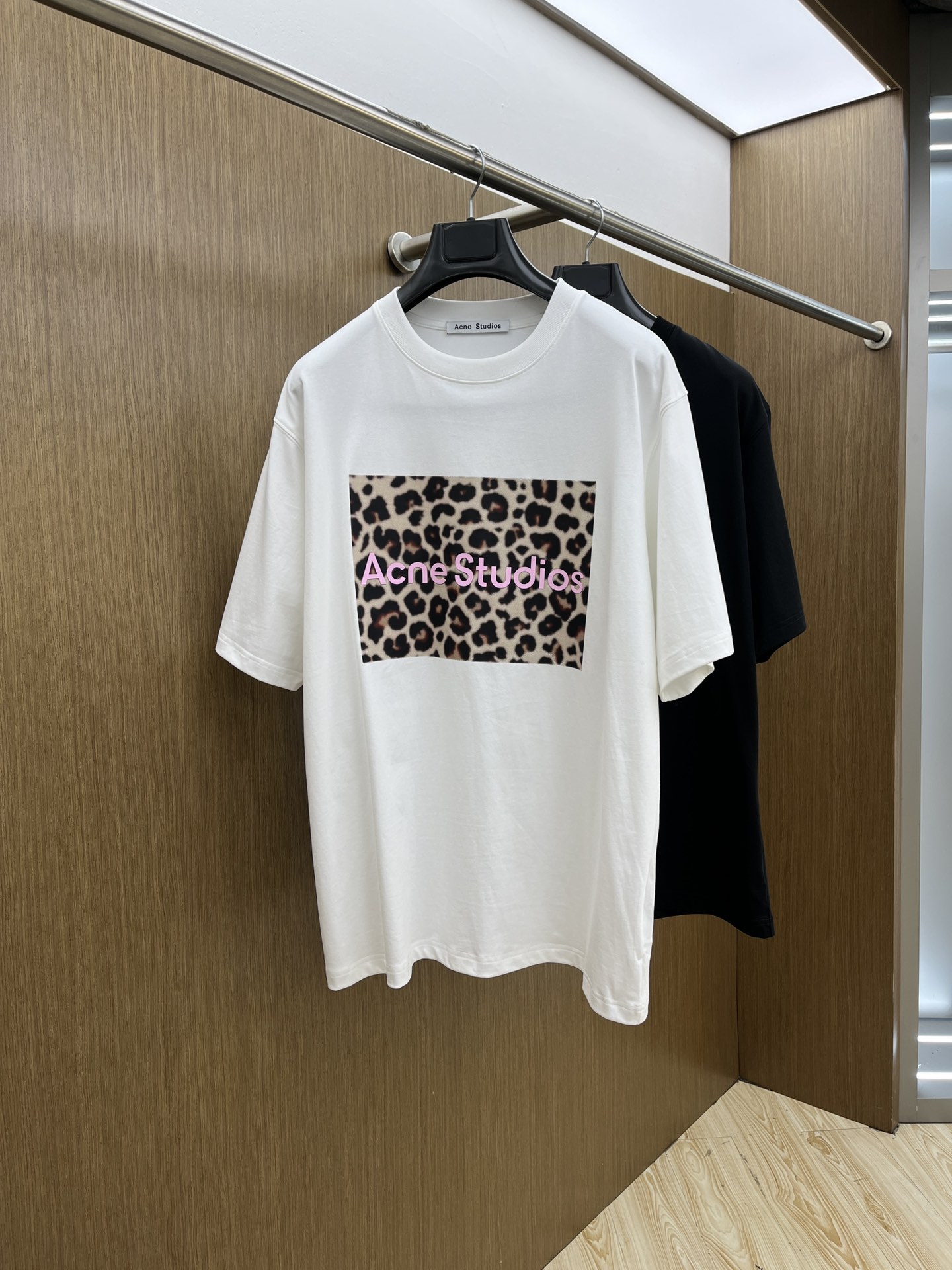 NO:143855,AC 1955FW spring and summer new round neck base-outdoor T-shirt, three-dimensional logo micro-contour half-sleeved active cotton base T-shirt, cotton, feel glutinous and skin-skinned, soft and tough. Processing, toughness and wrinkle resistance have been greatly improved. The micro-contour tailoring is very well-placed, and the chest logo printing process is extremely recognizable. The three-standard logo is complete, and the single-skin base must be used. The same model for men and women, fms, S-XXL, tees, t-shirt, alexander wang19860909AC 1955FW春夏新品圆领打底外穿T恤,立体感logo微廓形半袖活性纯棉打底T恤,棉,手感面糯有骨感,柔而有韧性.工艺处理,韧性和抗皱性能得到大幅度提高.微廓形剪裁很到位,胸前logo印花工艺,辨识度极高.三标齐全,单穿打底必备单品. 男女同款fms 码数S-XXL,,tees，t-shirt,alexander wang,Men's clothing