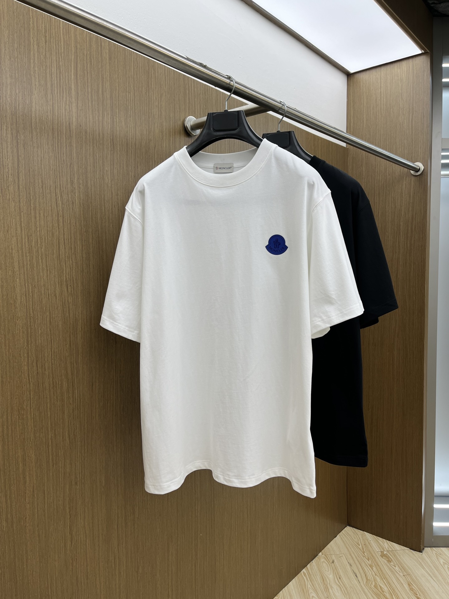 NO:143865,Mon 1955FW spring and summer new round neck base-outdoor T-shirt, three-dimensional logo micro-contour half-sleeved active cotton base T-shirt, cotton, feel glutinous and skin-skinned, soft and tough. Processing, toughness and wrinkle resistance have been greatly improved. The micro-contour tailoring is very well-placed, and the chest logo printing process is extremely recognizable. The three-standard logo is complete, and the single-skin base must be used. The same model for men and women, fms, S-XXL,,tees, t-shirt, alexander wang19860909Mon 1955FW春夏新品圆领打底外穿T恤,立体感logo微廓形半袖活性纯棉打底T恤,棉,手感面糯有骨感,柔而有韧性.工艺处理,韧性和抗皱性能得到大幅度提高.微廓形剪裁很到位,胸前logo印花工艺,辨识度极高.三标齐全,单穿打底必备单品. 男女同款fms 码数S-XXL,,tees，t-shirt,alexander wang,Men's clothing