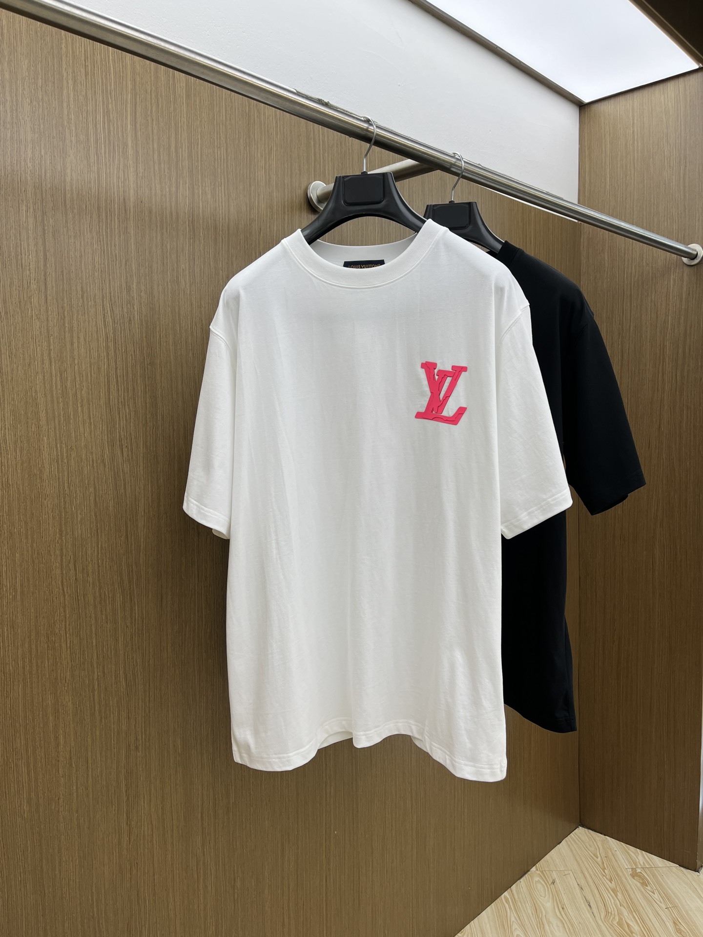 NO:143875,LV 1955FW spring and summer new round neck base-outdoor T-shirt, three-dimensional logo micro-contour half-sleeved active cotton base T-shirt, cotton, feel glutinous and skin-skinned, soft and tough. Processing, toughness and wrinkle resistance have been greatly improved. The micro-contour tailoring is very well-placed, and the chest logo printing process is extremely recognizable. The three-standard logo is complete, and the single-skin base must be used. The same model for men and women fms, S-XXL,,louis vuitton,tees, t-shirt, alexander wang19860909LV 1955FW春夏新品圆领打底外穿T恤,立体感logo微廓形半袖活性纯棉打底T恤,棉,手感面糯有骨感,柔而有韧性.工艺处理,韧性和抗皱性能得到大幅度提高.微廓形剪裁很到位,胸前logo印花工艺,辨识度极高.三标齐全,单穿打底必备单品. 男女同款fms 码数S-XXL,,louis vuitton,tees，t-shirt,alexander wang,Men's clothing