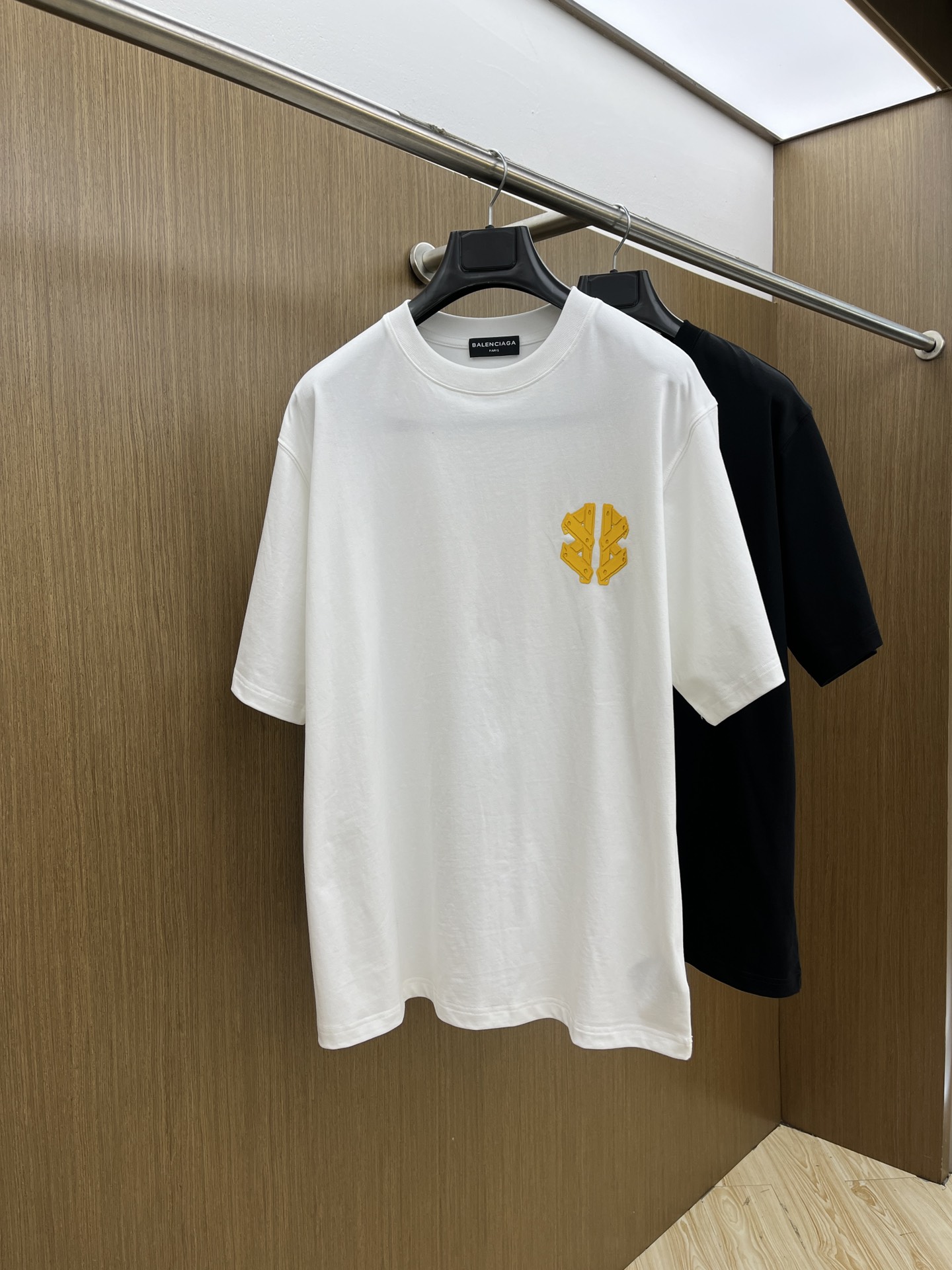 NO:143885,BBG 1955FW spring and summer new round neck base-outdoor T-shirt, three-dimensional logo micro-contour half-sleeved active cotton base T-shirt, cotton, feel glutinous and skin-skinned, soft and tough. Processing, toughness and wrinkle resistance have been greatly improved. The micro-contour tailoring is very well-placed, and the chest logo printing process is extremely recognizable. The three-standard logo is complete, and the single-skin base must be used. The same model for men and women, fms, S-XXL,,tees, t-shirt, alexander wang19860909BBG 1955FW春夏新品圆领打底外穿T恤,立体感logo微廓形半袖活性纯棉打底T恤,棉,手感面糯有骨感,柔而有韧性.工艺处理,韧性和抗皱性能得到大幅度提高.微廓形剪裁很到位,胸前logo印花工艺,辨识度极高.三标齐全,单穿打底必备单品. 男女同款fms 码数S-XXL,,tees，t-shirt,alexander wang,Men's clothing