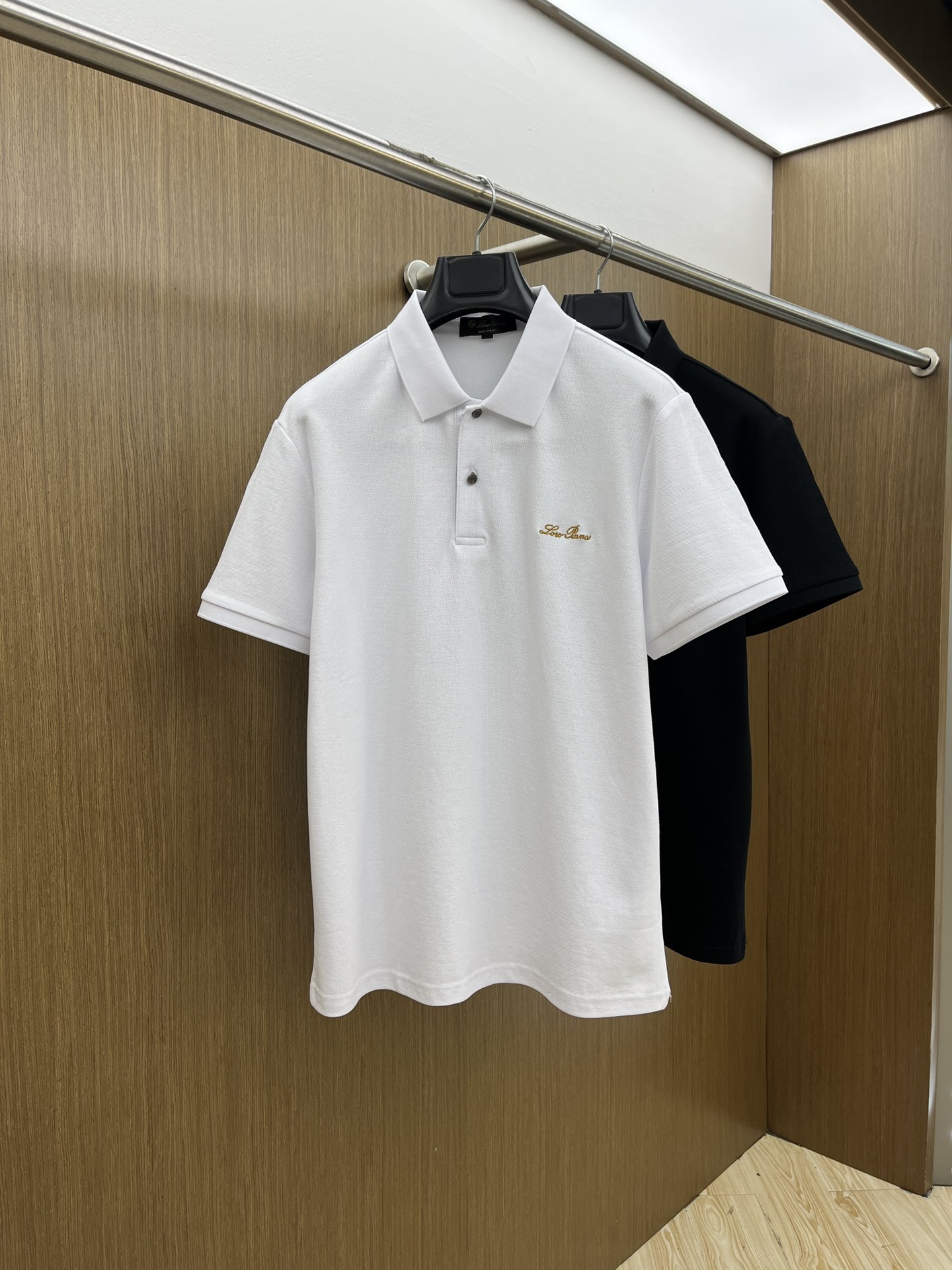 NO:143947,New LP Spring and Summer New Men's Short-sleeved Polo Shirt, the latest brand design elements!  Neither monotonous nor complicated, it shows taste just right!  Customer-supplied top-quality custom bead flooring fabrics!  Comfortable, sweat-absorbing and breathable, the unique high-end fabric presents a simple and elegant temperament!  Clarinet plaid pattern design!  Leather logo pattern design on chest!  Full three-dimensional! Standard cutting design!  Every detail is a reflection of high-end fashion. FDL size: M-4XL, loro piana, T-shirt, alexander wang19860909新款 LP 春夏新款男士短袖Polo衫,品牌最新设计元素！既不单调也不复杂,恰到好处的展现品味！客供顶级定制珠地棉面料！舒适吸汗透气根本不在话下,面料独具的高奢感呈现简约优雅气质！领口格子图案设计！胸前皮革logo图案设计！饱满立体!标准裁剪设计！每一处细节都是与高端时尚同步的体现fdl 尺码:M-4XL,,loro piana,T-shirt,alexander wang,Men's clothing