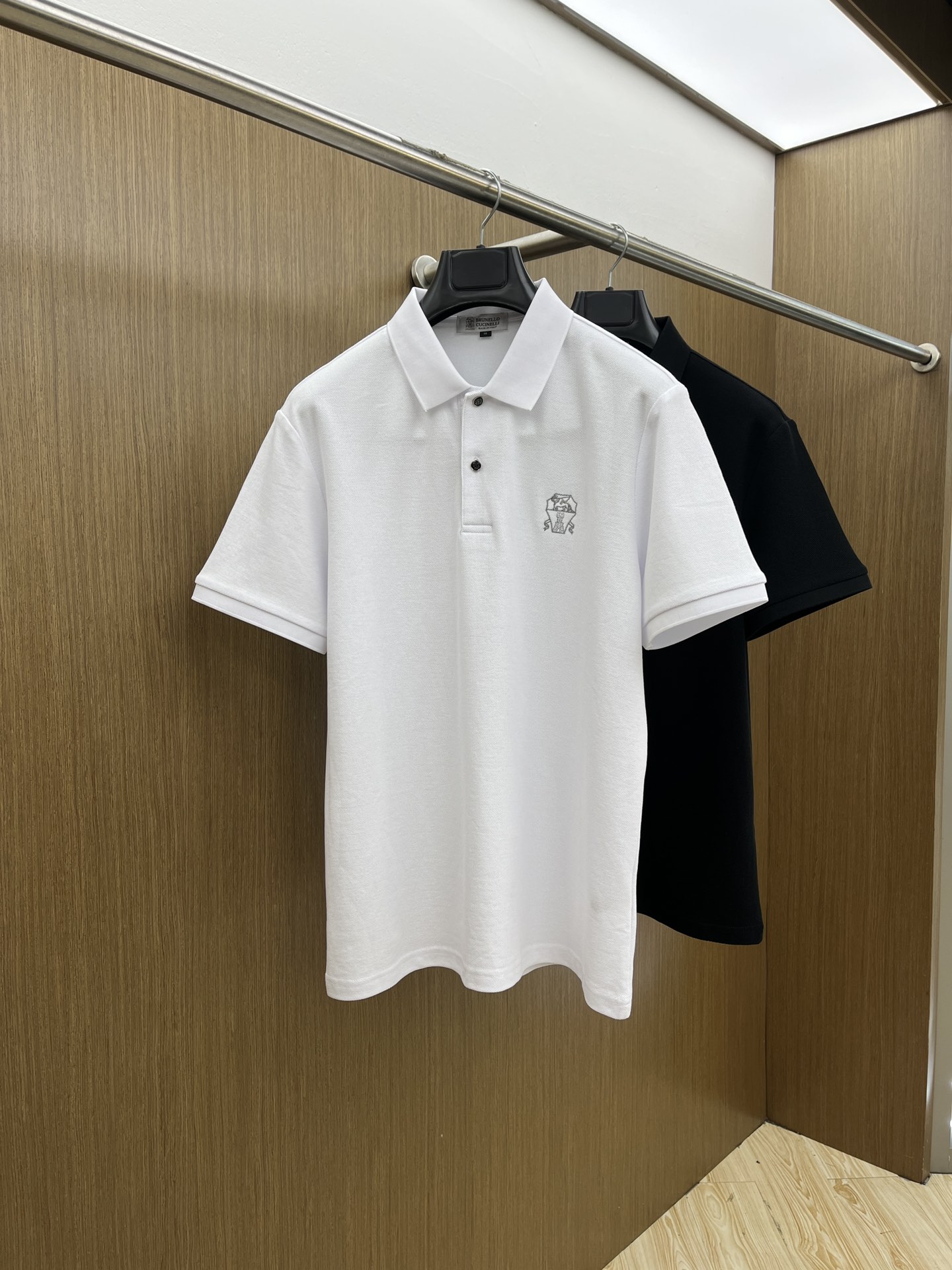 NO:143953,New BC Spring and Summer New Men's Short-sleeved Polo Shirt, the latest brand design elements!  Neither monotonous nor complicated, it shows taste just right!  Customer-supplied top-quality custom bead flooring fabrics!  Comfortable, sweat-absorbing and breathable, the unique high-end fabric presents a simple and elegant temperament!  Clarinet plaid pattern design!  Leather logo pattern design on chest!  Full three-dimensional! Standard cutting design!  Every detail is a reflection of high-end fashion. FDL size: M-4XL, T-shirt, alexander wang19860909新款 BC 春夏新款男士短袖Polo衫,品牌最新设计元素！既不单调也不复杂,恰到好处的展现品味！客供顶级定制珠地棉面料！舒适吸汗透气根本不在话下,面料独具的高奢感呈现简约优雅气质！领口格子图案设计！胸前皮革logo图案设计！饱满立体!标准裁剪设计！每一处细节都是与高端时尚同步的体现fdl 尺码:M-4XL,,T-shirt,alexander wang,Men's clothing