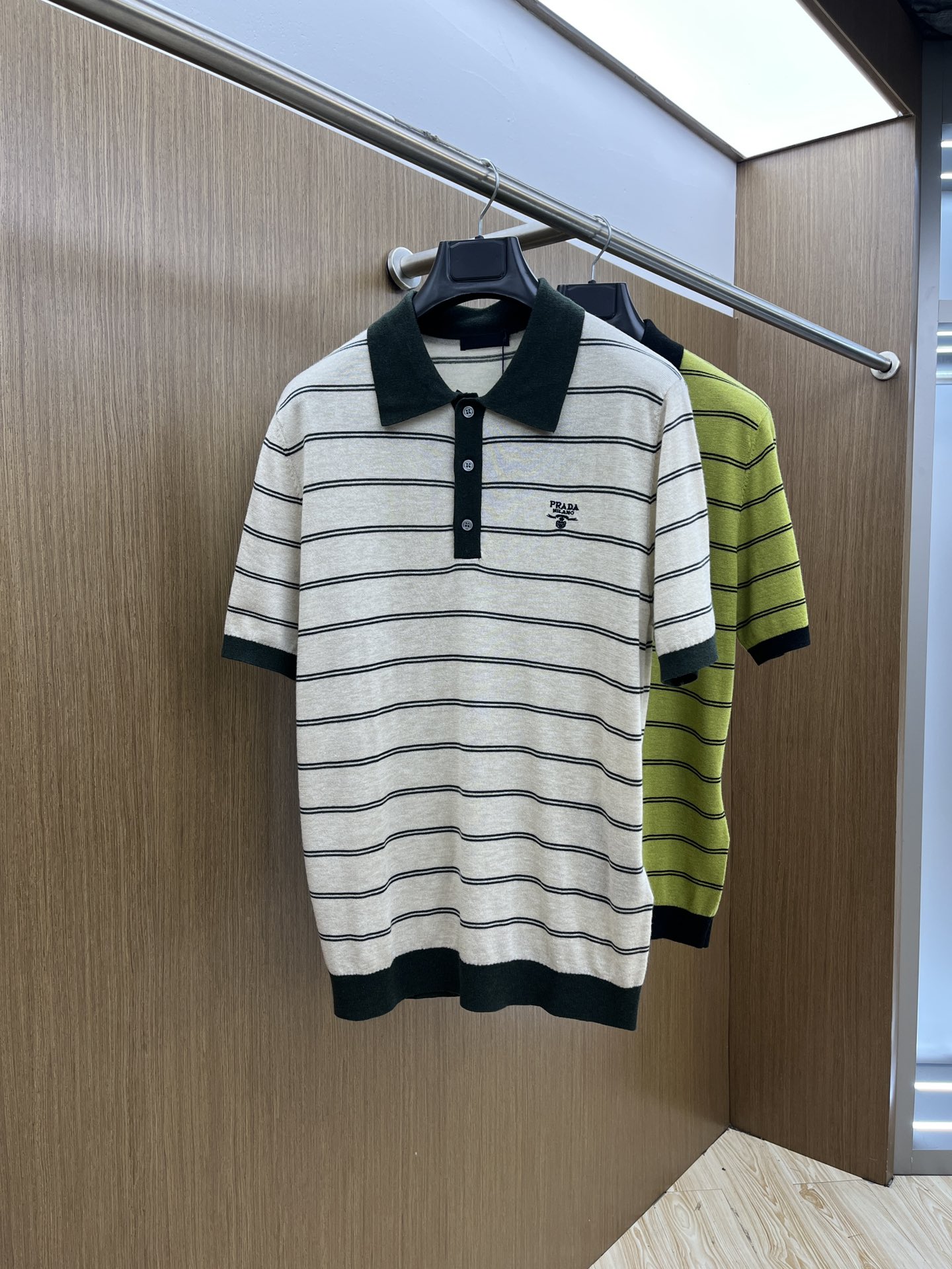 NO:143968,PRADA/Prada 2025 new contrasting striped polo embroidery short logo with strong breathability, light and high-end wool material, create a gentlemanly temperament. Encounter this striped Polo shirt with Prada, it seems to step into the elegant secret of Italian style. Classic stripes are intertwined, simple outline style outline, and exquisite brand logo is low-key on the chest, which is a manifestation of ingenuity. When walking on the street in a casual afternoon or a short relaxation between business, it can make you have the right momentum to focus in the crowd and easily interpret the multi-faceted charm of modern gentlemen. GZ color green and black stripes light coffee and dark green stripes Size S-XXL,,prada,prada,alexander wang19860909PRADA/普拉达2025新款撞色条纹polo刺绣短logo透气性极强的轻薄高端羊毛材质,打造品味绅士气质 邂逅Prada这款条纹Polo衫,仿若踏入意式风尚的优雅秘境.经典条纹交织,简约间勾勒格调轮廓,精致品牌徽标低调缀于胸前,是匠心独运的彰显.于休闲午后漫步街头,或是商务间隙的短暂放松,它都能以恰到好处的时髦,让你在人群中自成焦点,轻松诠释现代绅士的多面魅力. GZ 颜色绿拼黑条 浅咖拼墨绿条 尺码S-XXL,,prada,prada,alexander wang,Men's clothing