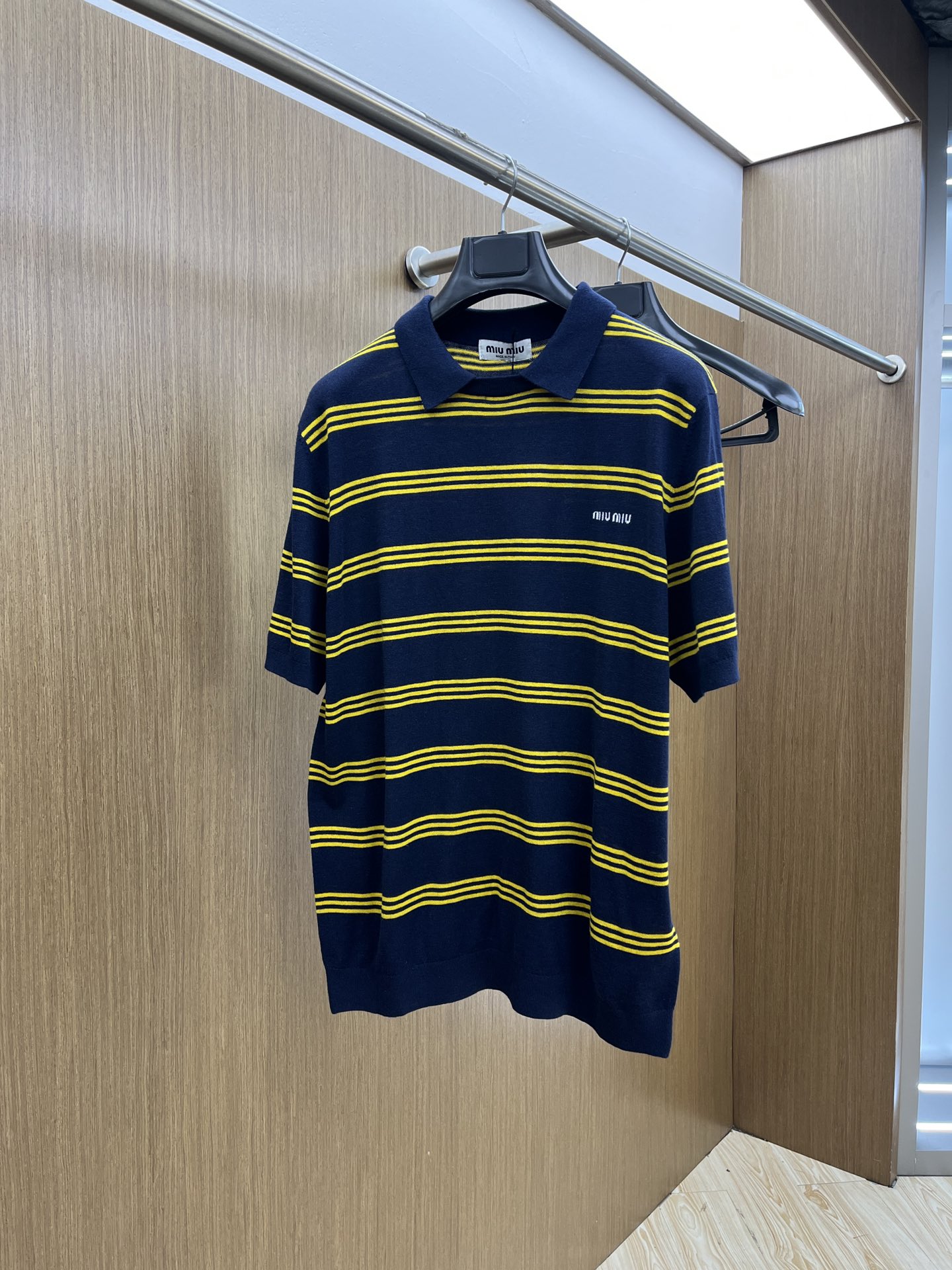 NO:143976,Miu Miu 2025 new wool contrasting striped letters micro-label short-sleeved polo collar for men and women. The summer thin wool material is soft, delicate and breathable. This Miu Miu short-sleeved top is inspired by retro aesthetics and shows the brand's consistent rebellious style. The navy blue background and bright yellow stripes create a visual tension full of academy atmosphere. The soft and skin-friendly knitted fabric brings a comfortable and fitting dressing experience, and the details highlight the quality style. GZ Color Picture Color Size S-XXL,,miumiu,T-shirt,alexander wang19860909Miu Miu 缪缪2025新款羊毛撞色条纹字母微标短袖polo领男女同款 夏季薄款羊毛材质柔软细腻透气 这款Miu Miu短袖上衣以复古美学为灵感,展现品牌一贯的叛逆风格.藏蓝底色搭配亮眼的黄色条纹,营造出充满学院气息的视觉张力.柔软亲肤的针织面料带来舒适贴合的穿着体验,细节之处凸显品质格调. GZ 颜色图片色 尺码S-XXL,,miumiu,T-shirt,alexander wang,Men's clothing