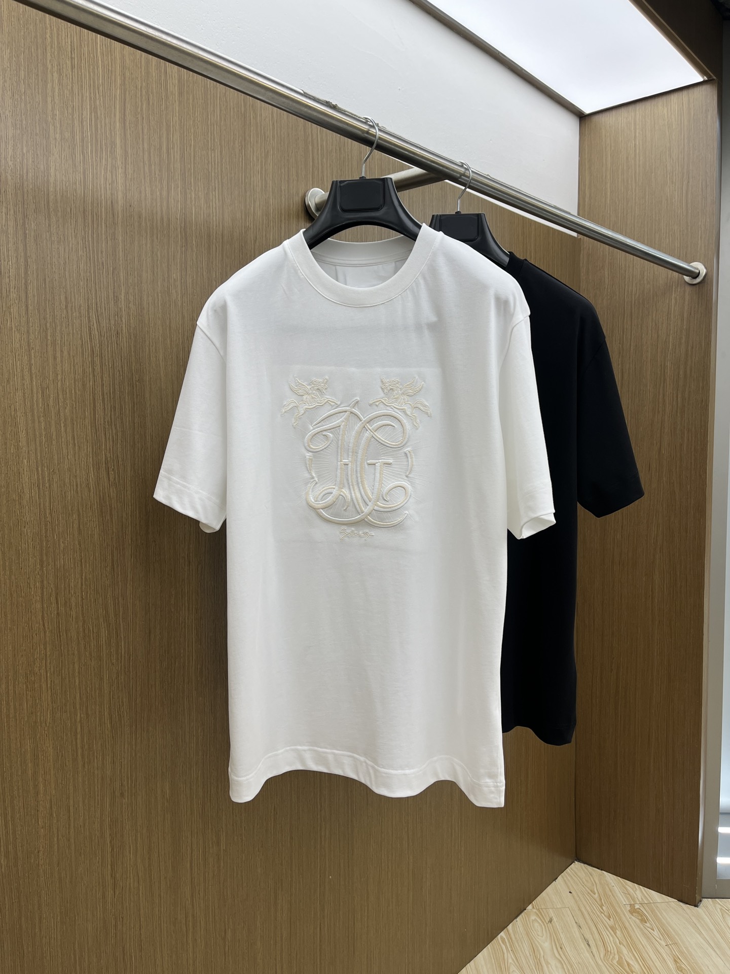 NO:143985,Givenchy Givenchy's new spring and summer 2025 men's unicorn embroidered short-sleeved T-shirt Unicorns are inspired by one of Hubert de Givenchy's favorite animals, occupying a special position in the history of the brand. It first appeared in the 1970 men's series, symbolizing purity, innocence and demeanor, representing eternal elegance GZ Color black white Size S-XXL,, givennchy, given, T-shirt,tees,t-shirt,alexander wang19860909Givenchy纪梵希2025春夏新款男士独角兽刺绣短袖T恤 独角兽灵感源自Hubert de Givenchy钟爱的动物之一,在品牌历史中占据特别地位其首先出现于1970年男士系列,象征纯洁、纯真与风度,代表着永恒的优雅 GZ 颜色黑色 白色 尺码S-XXL,,givenchy,givenchy,T-shirt,tees，t-shirt,alexander wang,Men's clothing