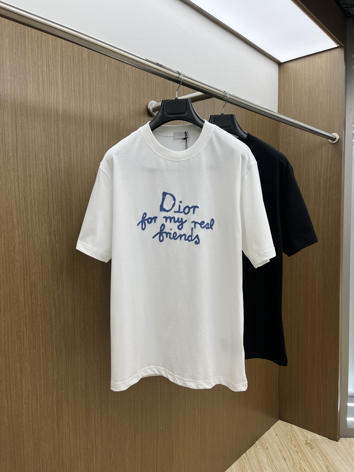 NO:143941,Dior 2025 new letter embroidered cotton jersey short-sleeved T-shirt for men and women. This T-shirt displays the Dior For My Real Friends logo from the DIOR AND HYLTON NEL co-branded series. It is carefully crafted from white cotton jersey fabric, classic silhouette with ribbed round neck, embroidered on the chest, embroidered with collar, sleeves and bottom edges to enhance the style. Casual tailoring, can be matched with sports trousers or jeans. GZ Color Black White Size S-XXL,,dior,dior,jeans,T-shirt,tees,t-shirt,alexander wang19860909Dior迪奥2025新款字母刺绣棉质平纹针织短袖T恤男女同款 这款 T 恤展示来自 DIOR AND HYLTON NEL 联名系列的 Dior For My Real Friends 标志.采用白色棉质平纹针织面料精心制作,经典廓形搭配罗纹圆领,胸前饰以刺绣,衣领、衣袖和底边点缀以烧花效果提升格调.休闲剪裁,可搭配运动长裤或牛仔裤. GZ 颜色黑色 白色 尺码S-XXL,,dior,dior,jeans,T-shirt,tees，t-shirt,alexander wang,Men's clothing