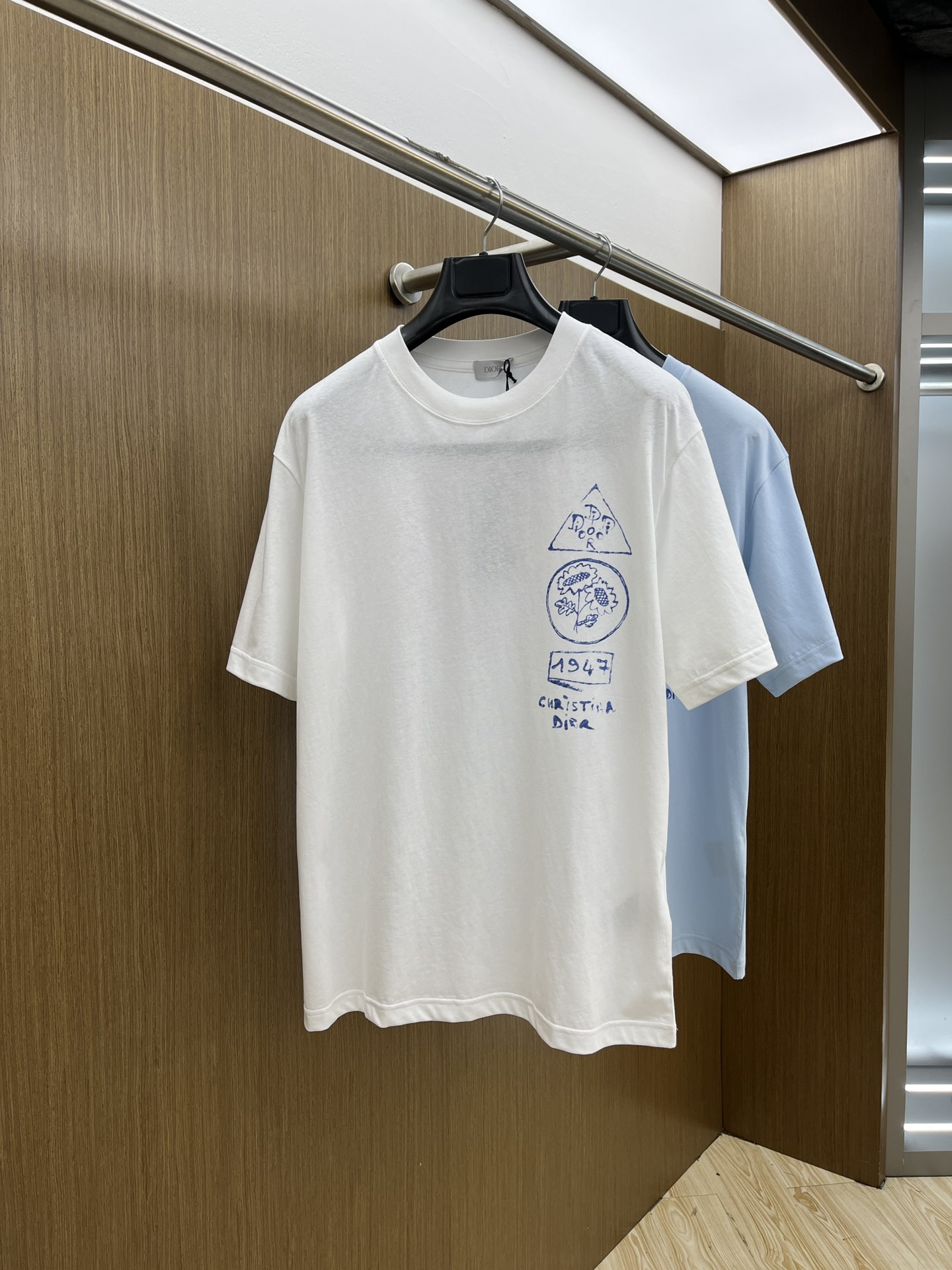 NO:143949,Dior 2025 new plant illustration pattern letter print T-shirt short sleeves light style This T-shirt displays the logo from this season's DIOR AND HYLTON NEL co-branded series. It is carefully crafted from white cotton jersey fabric, classic silhouette with ribbed round neck, and contrasting prints are decorated with contrasting prints to enhance the style. Casual tailoring, can be paired with sports trousers or jeans. GZ Color White Blue Size S-XXL,,dior,dior,jeans,T-shirt,tees,t-shirt,alexander wang19860909Dior迪奥2025新款植物插画图案字母印花T恤短袖 轻薄款式 这款 T 恤展示来自本季 DIOR AND HYLTON NEL 联名系列的标志.采用白色棉质平纹针织面料精心制作,经典廓形搭配罗纹圆领,正面和背面饰以对比鲜明的印花提升格调.休闲剪裁,可搭配运动长裤或牛仔裤. GZ 颜色白色 蓝色 尺码S-XXL,,dior,dior,jeans,T-shirt,tees，t-shirt,alexander wang,Men's clothing