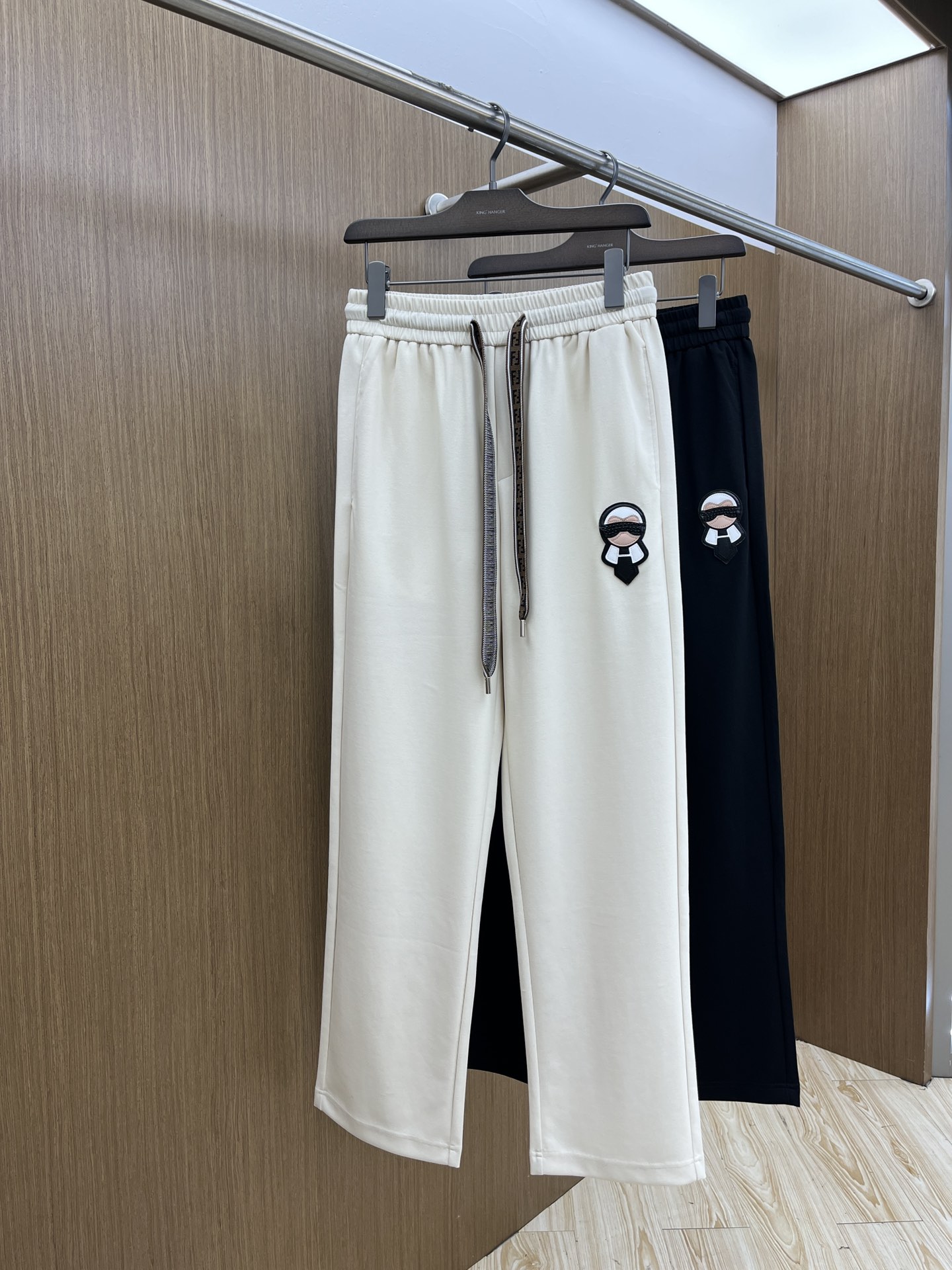 NO:148224,High-end goods FD spring and summer new casual pants!  The official website is released simultaneously. The brand's classic LOGO casual pants, customized fabric, excellent comfort and strong hand touch. Very high recognition, fdh perfect quality craftsmanship, color black white Size M-XXXL,,alexander wang19860909高端货品 FD 春夏新款休闲裤！官网同步发售.品牌经典LOGO休闲裤 ,定制面料,舒适度极好,手触感强烈.辨识度极高,fdh完美品相工艺 颜色黑色 白色 尺码M-XXXL,,alexander wang,Men's clothing