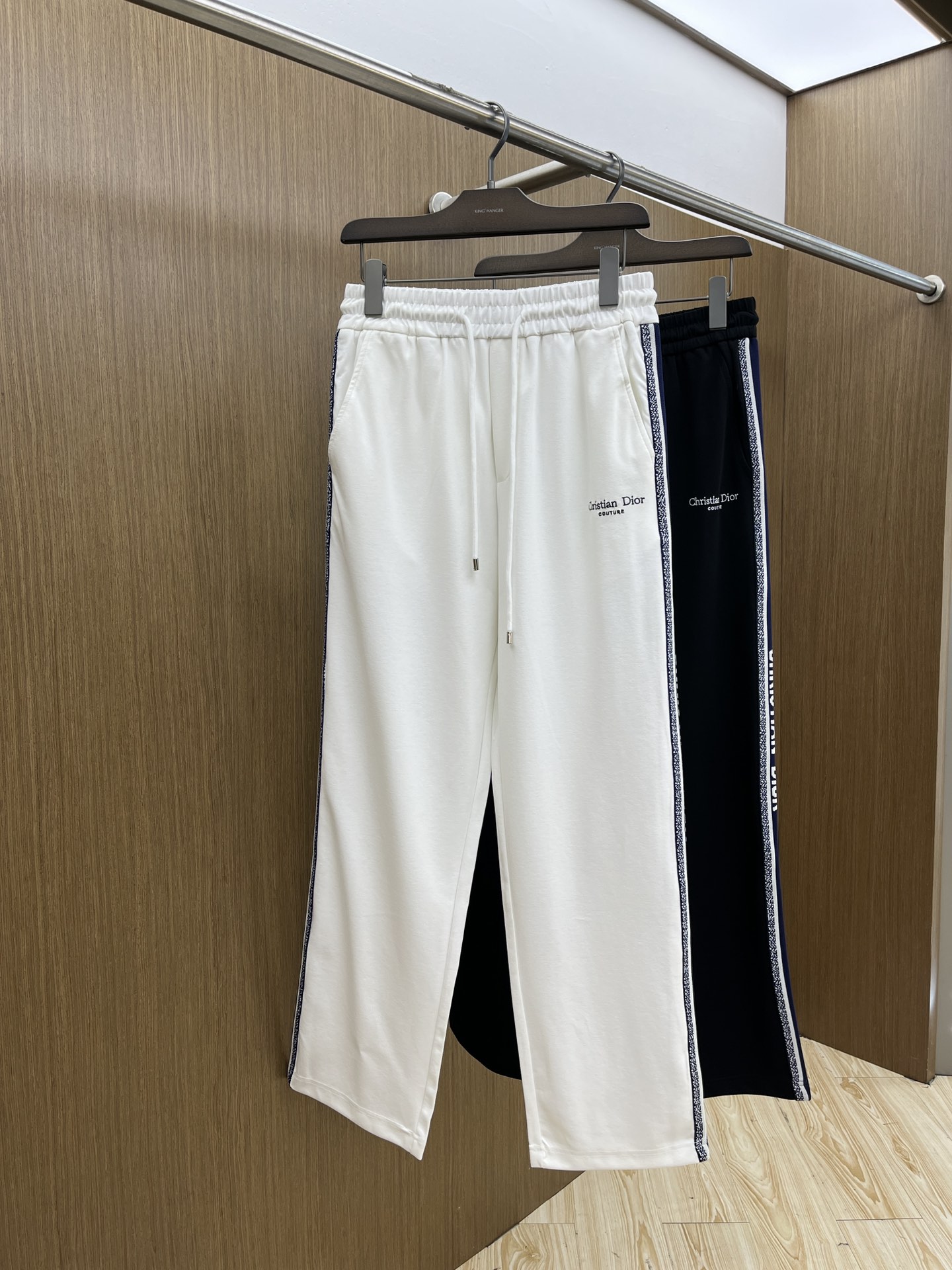 NO:148230,High-end products CD new spring and summer casual pants!  The official website is released simultaneously. The brand's classic LOGO casual pants, customized fabric, excellent comfort and strong hand touch. Very high recognition, fdh perfect quality craftsmanship, color black white Size M-XXXL,,alexander wang19860909高端货品 CD 春夏新款休闲裤！官网同步发售.品牌经典LOGO休闲裤 ,定制面料,舒适度极好,手触感强烈.辨识度极高,fdh完美品相工艺 颜色黑色 白色 尺码M-XXXL,,alexander wang,Men's clothing