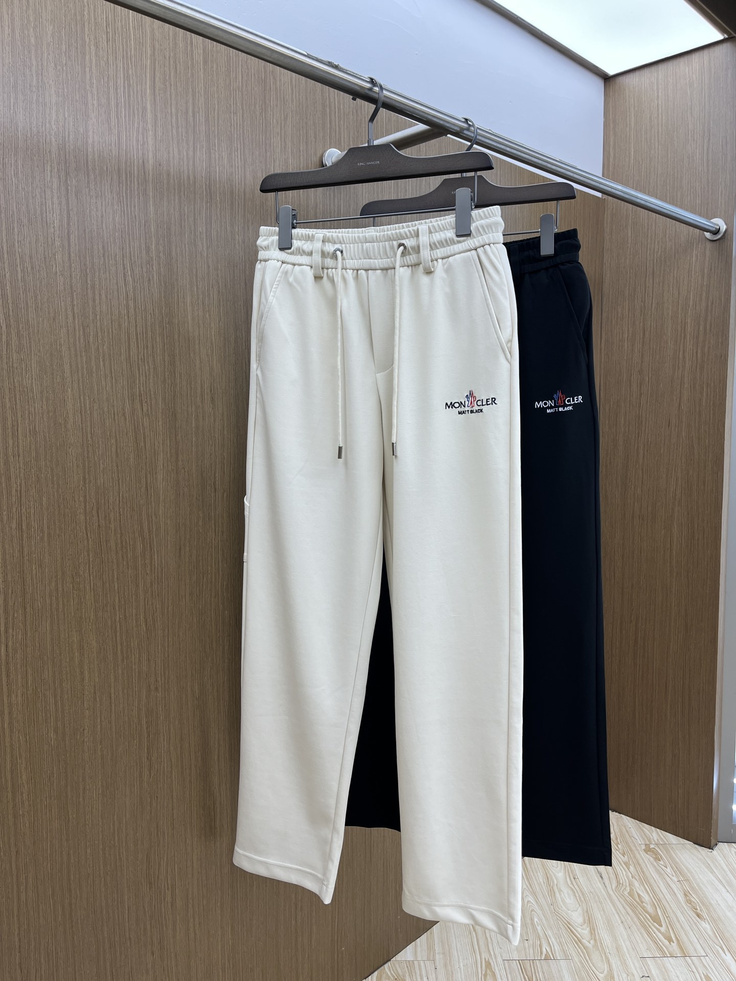 NO:148240,High-end products Mon spring and summer new casual pants!  The official website is released simultaneously. The brand's classic LOGO casual pants, customized fabric, excellent comfort and strong hand touch. Very high recognition, fdh perfect quality craftsmanship, color black white Size M-XXXL,,alexander wang19860909高端货品 Mon 春夏新款休闲裤！官网同步发售.品牌经典LOGO休闲裤 ,定制面料,舒适度极好,手触感强烈.辨识度极高,fdh完美品相工艺 颜色黑色 白色 尺码M-XXXL,,alexander wang,Men's clothing