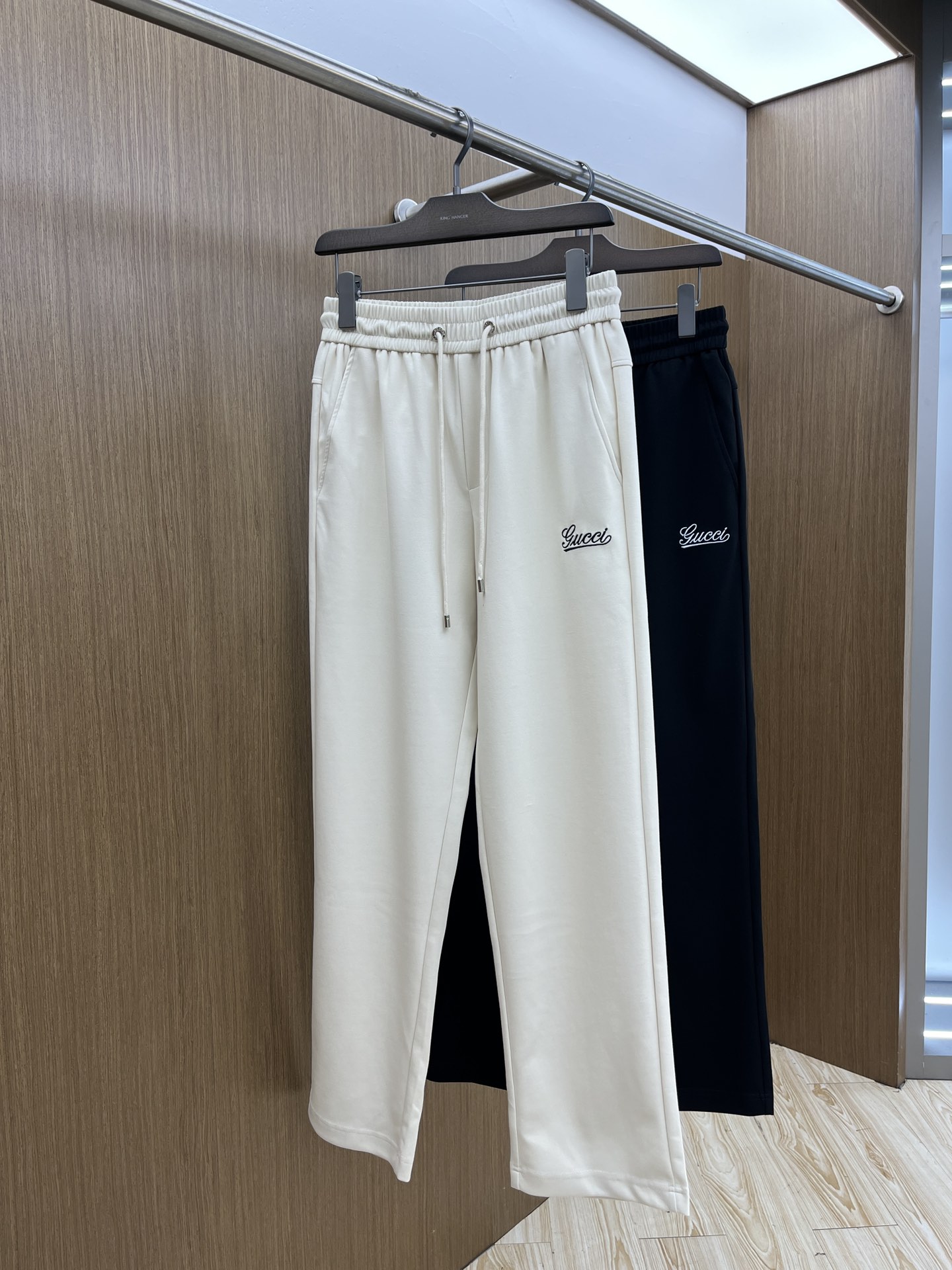 NO:148244,High-end goods Guc spring and summer new casual pants!  The official website is released simultaneously. The brand's classic LOGO casual pants, customized fabric, excellent comfort and strong hand touch. Very high recognition, fdh perfect quality craftsmanship, color black white Size M-XXXL,,gucci,alexander wang19860909高端货品 Guc 春夏新款休闲裤！官网同步发售.品牌经典LOGO休闲裤 ,定制面料,舒适度极好,手触感强烈.辨识度极高,fdh完美品相工艺 颜色黑色 白色 尺码M-XXXL,,gucci,alexander wang,Men's clothing