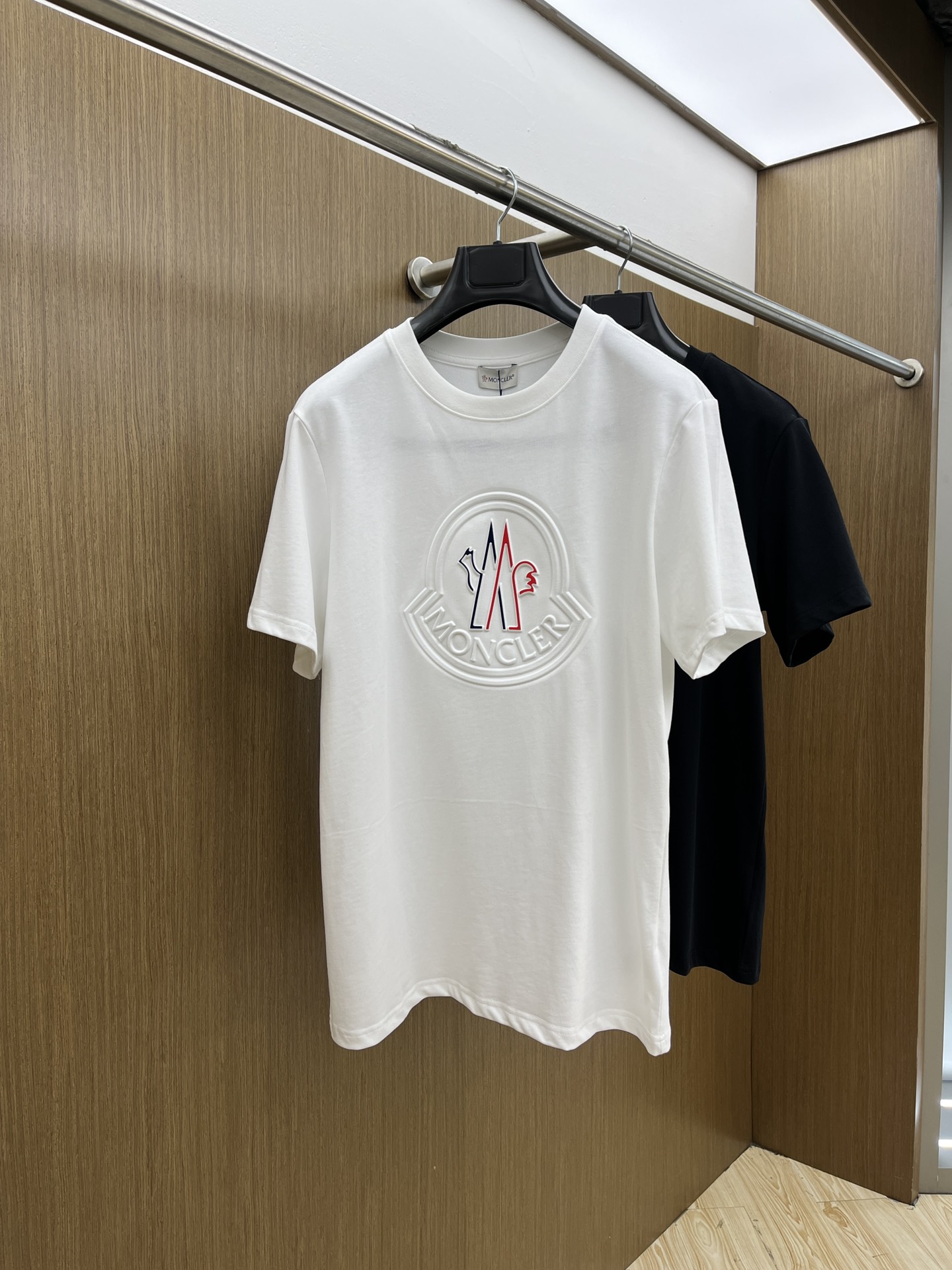 NO:148296,New Mons Spring and Summer New First-Open Counter Latest Short Sleeve Round Neck T-shirt High-end Customized Design Avant-garde and fashionable!  Brand logo heavy craft design High-end customized 240g fabric. Soft feel and comfortable to wear. Counter-level exquisite car line. ftd color black and white. S-2XL, T-shirt,tees, t-shirt,alexander wang19860909新款 Mon ss春夏新款首发专柜最新款短袖圆领T恤 高端订制 设计前卫时尚！品牌logo重工艺设计 高端定制240克面料.手感柔软.穿着舒适.专柜级别精致车线.ftd颜色黑色.白色.码数S-2XL,,T-shirt,tees，t-shirt,alexander wang,Men's clothing