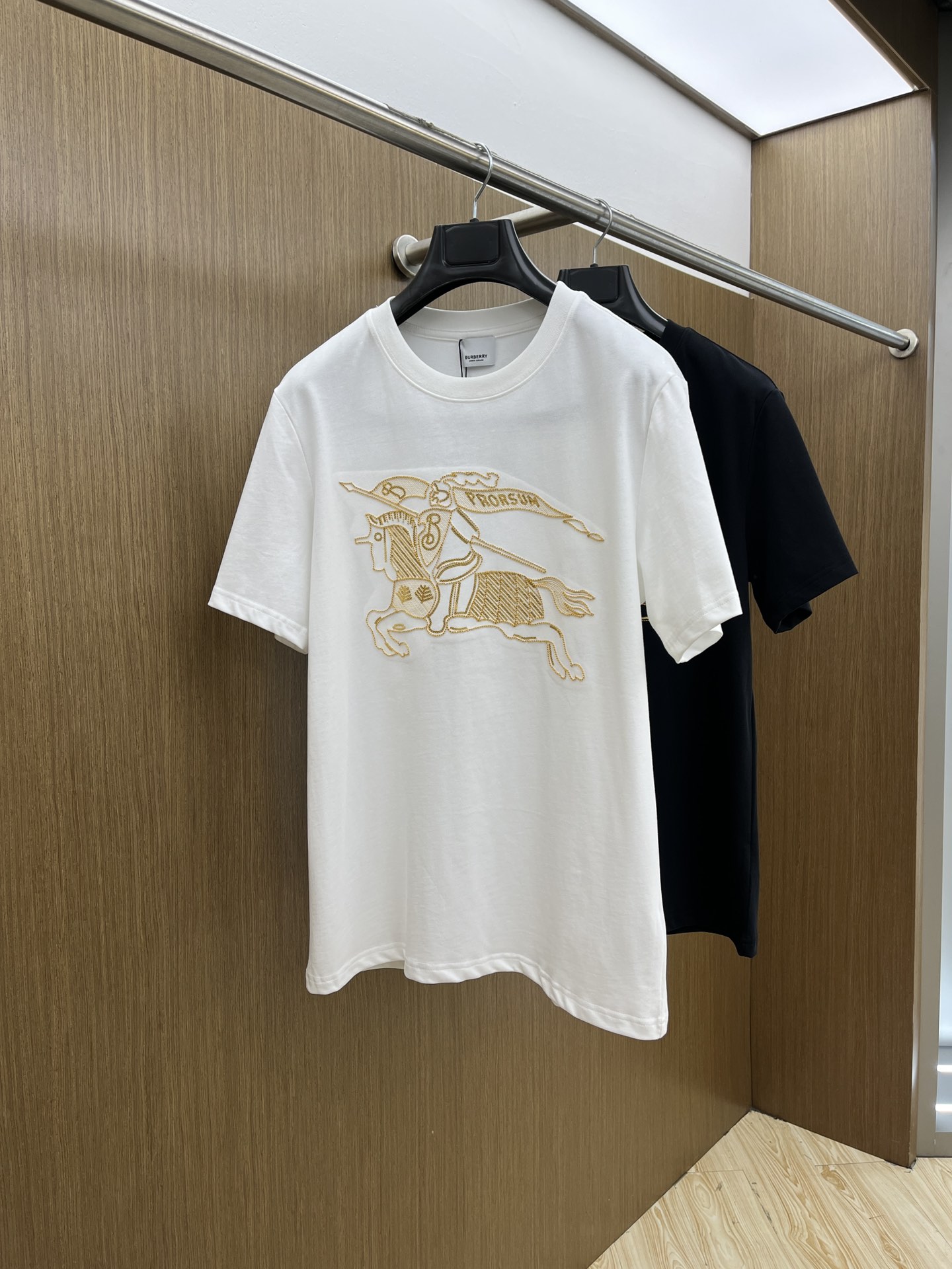 NO:148319,New BBR ss Spring and Summer new first-time counter latest short-sleeved round-neck T-shirt, high-end customization, avant-garde and fashionable design!  Brand logo heavy craft design High-end customized 240g fabric. Soft feel and comfortable to wear. Counter-level exquisite car line. ftd color black and white. S-2XL, T-shirt,tees, t-shirt,alexander wang19860909新款 BBR ss春夏新款首发专柜最新款短袖圆领T恤 高端订制 设计前卫时尚！品牌logo重工艺设计 高端定制240克面料.手感柔软.穿着舒适.专柜级别精致车线.ftd颜色黑色.白色.码数S-2XL,,T-shirt,tees，t-shirt,alexander wang,Men's clothing