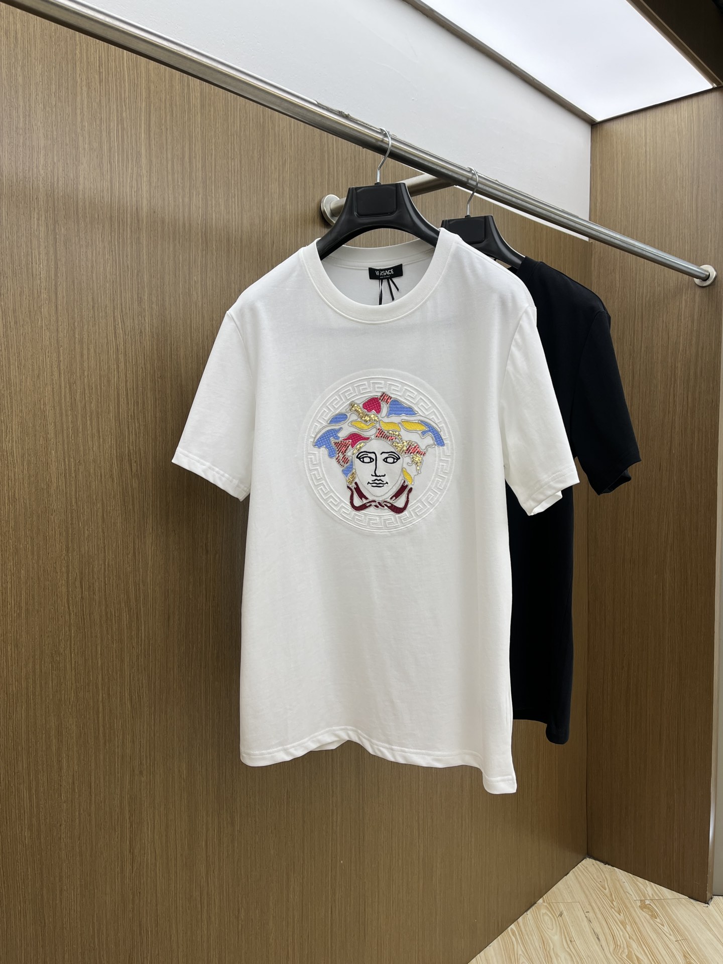 NO:148326,New Vers Spring and Summer New First-Open Counter Latest Short Sleeve Round Neck T-shirt High-end Customized Design Avant-garde and fashionable!  Brand logo heavy craft design High-end customized 240g fabric. Soft feel and comfortable to wear. Counter-level exquisite car line. ftd color black and white. S-2XL, T-shirt,tees, t-shirt,alexander wang19860909新款 Ver ss春夏新款首发专柜最新款短袖圆领T恤 高端订制 设计前卫时尚！品牌logo重工艺设计 高端定制240克面料.手感柔软.穿着舒适.专柜级别精致车线.ftd颜色黑色.白色.码数S-2XL,,T-shirt,tees，t-shirt,alexander wang,Men's clothing