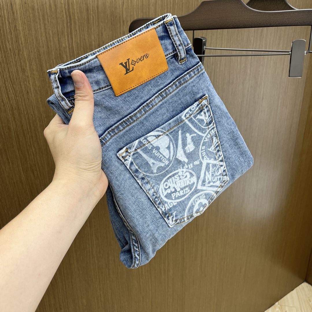 NO:148372,New LV high-end customization, the latest jeans in early spring 2025 are released simultaneously on the counter. Original customization replicas. Customer-supplied hardware and accessories. Original quality. Imported denim fabric heavy-duty washing. Boutique leather brands. Fine workmanship and excellent upper body!  FMZ preferred single product number 30-38 no 35.37, louis vuitton,jeans,alexander wang19860909新款 LV 高端定制、2025早春最新款牛仔裤 柜台同步发售 原版定制复刻 客供五金辅料 原单品质 进口牛仔面料重工洗水 精品皮牌 做工走线精细 上身绝佳！fmz优选单品 码数30-38无35.37,,louis vuitton,jeans,alexander wang,Men's clothing