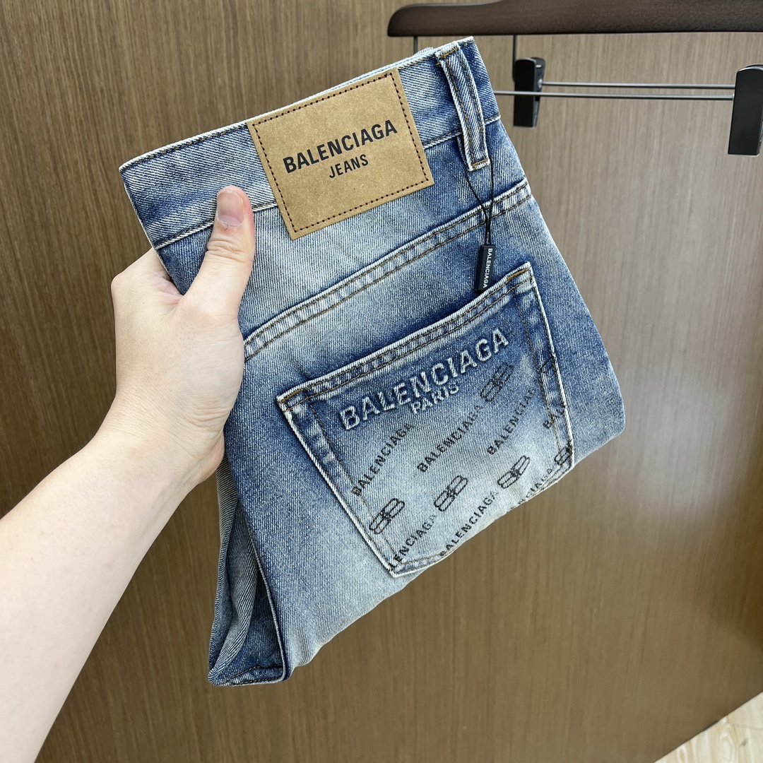 NO:148332,New BBG high-end customization, the latest jeans in early spring 2025 are released simultaneously on the counter. Original customization replicas. Customer-supplied hardware and accessories. Original quality. Imported denim fabric heavy-duty washing. Boutique leather brands. Fine workmanship and excellent upper body!  FMZ preferred single product number 30-38 no 35.37, jeans, alexander wang19860909新款 BBG 高端定制、2025早春最新款牛仔裤 柜台同步发售 原版定制复刻 客供五金辅料 原单品质 进口牛仔面料重工洗水 精品皮牌 做工走线精细 上身绝佳！fmz优选单品 码数30-38无35.37,,jeans,alexander wang,Men's clothing