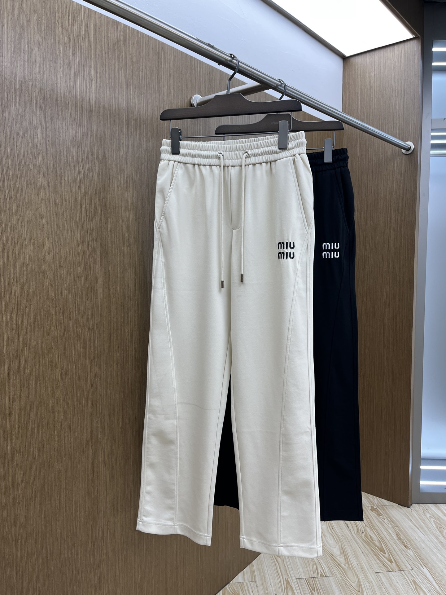 NO:417935,High-end products MIU spring and summer new casual pants!  The official website is released simultaneously. The brand's classic LOGO casual pants, customized fabric, excellent comfort and strong hand touch. Very high recognition, fdh perfect quality craftsmanship, color black white Size M-XXXL,,miumiu,alexander wang19860909高端货品 MIU 春夏新款休闲裤！官网同步发售.品牌经典LOGO休闲裤 ,定制面料,舒适度极好,手触感强烈.辨识度极高,fdh完美品相工艺 颜色黑色 白色 尺码M-XXXL,,miumiu,alexander wang,Men's clothing