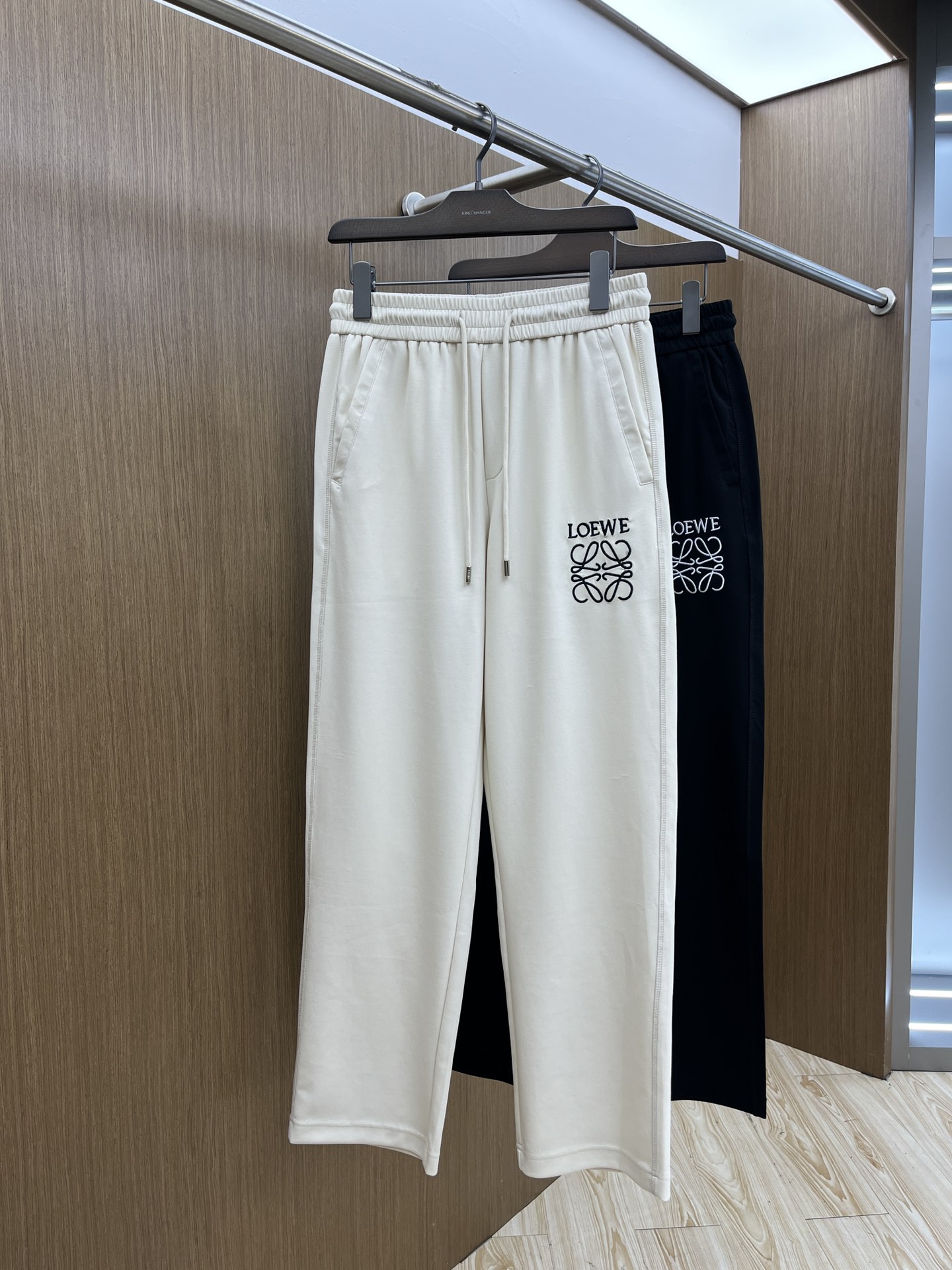 NO:417943,High-end products Loe spring and summer new casual pants!  The official website is released simultaneously. The brand's classic LOGO casual pants, customized fabric, excellent comfort and strong hand touch. Very high recognition, fdh perfect quality craftsmanship, color black white Size M-XXXL,,loewe,alexander wang19860909高端货品 Loe 春夏新款休闲裤！官网同步发售.品牌经典LOGO休闲裤 ,定制面料,舒适度极好,手触感强烈.辨识度极高,fdh完美品相工艺 颜色黑色 白色 尺码M-XXXL,,loewe,alexander wang,Men's clothing