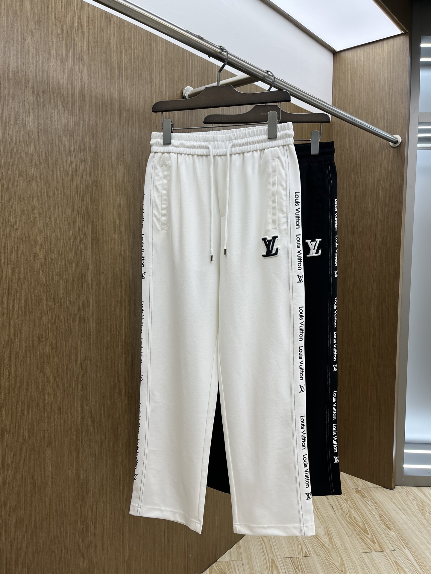 NO:417951,High-end products Lv spring and summer new casual pants!  The official website is released simultaneously. The brand's classic LOGO casual pants, customized fabric, excellent comfort and strong hand touch. Very high recognition, fdh perfect quality craftsmanship, color black white Size M-XXXL,,louis vuitton,alexander wang19860909高端货品 Lv 春夏新款休闲裤！官网同步发售.品牌经典LOGO休闲裤 ,定制面料,舒适度极好,手触感强烈.辨识度极高,fdh完美品相工艺 颜色黑色 白色 尺码M-XXXL,,louis vuitton,alexander wang,Men's clothing