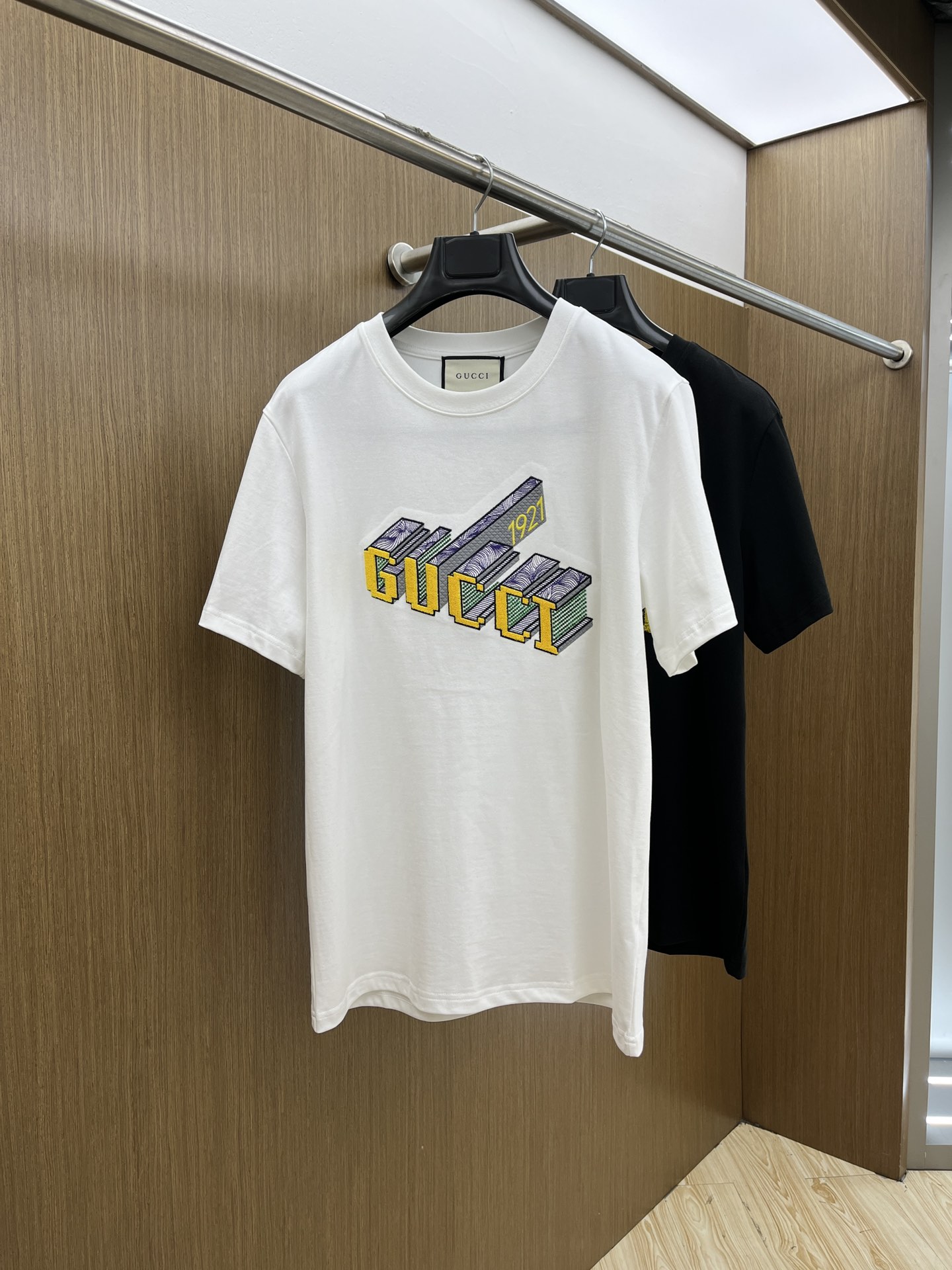 NO:411144,New Guc ss Spring and Summer new model first-time counter latest short-sleeved round-neck T-shirt, high-end customization, avant-garde and fashionable design!  Brand logo heavy craft design High-end custom 240g fabric. Soft feel and comfortable to wear. Counter-level exquisite car line. ftd color black and white. S-2XL, gucci, T-shirt, tees, t-shirt, alexander wang19860909新款 Guc ss春夏新款首发专柜最新款短袖圆领T恤 高端订制 设计前卫时尚！品牌logo重工艺设计 高端定制240克面料.手感柔软.穿着舒适.专柜级别精致车线.ftd颜色黑色.白色.码数S-2XL,,gucci,T-shirt,tees，t-shirt,alexander wang,Men's clothing