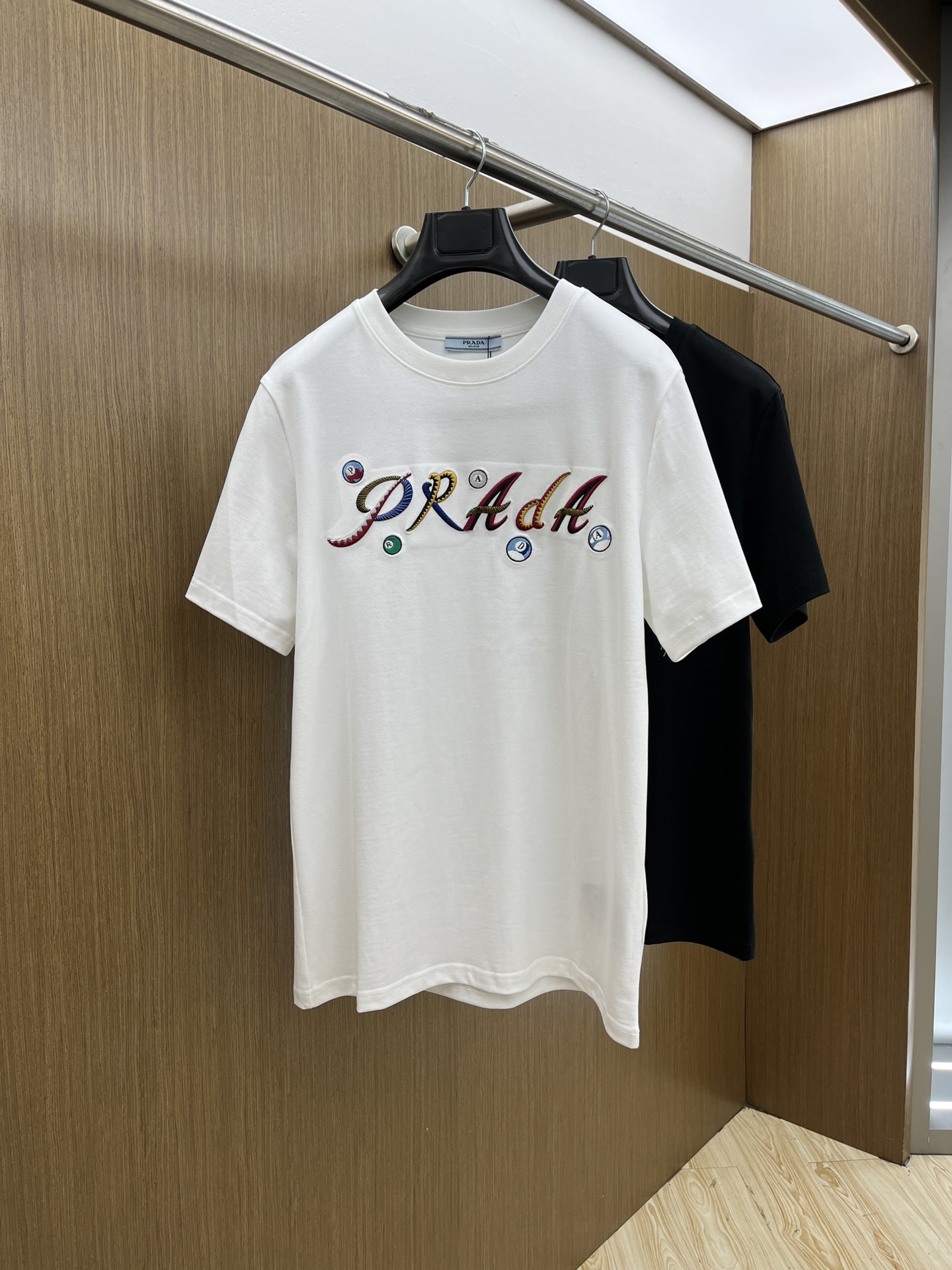 NO:411152,New PD ss Spring and Summer new first-time counter latest short-sleeved round-neck T-shirt, high-end customization, avant-garde and fashionable design!  Brand logo heavy craft design High-end customized 240g fabric. Soft feel and comfortable to wear. Counter-level exquisite car line. ftd color black and white. S-2XL, T-shirt,tees, t-shirt,alexander wang19860909新款 PD ss春夏新款首发专柜最新款短袖圆领T恤 高端订制 设计前卫时尚！品牌logo重工艺设计 高端定制240克面料.手感柔软.穿着舒适.专柜级别精致车线.ftd颜色黑色.白色.码数S-2XL,,T-shirt,tees，t-shirt,alexander wang,Men's clothing