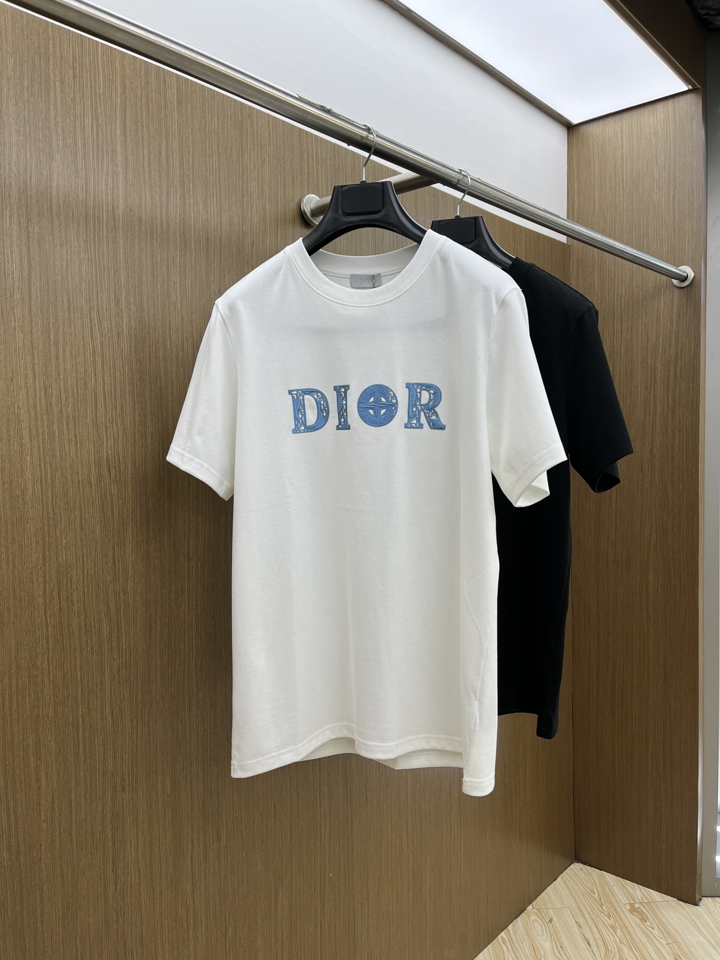 NO:417897,New CD ss Spring and Summer new first-time counter latest short-sleeved round-neck T-shirt, high-end customization, avant-garde and fashionable design!  Brand logo heavy craft design High-end customized 240g fabric. Soft feel and comfortable to wear. Counter-level exquisite car line. ftd color black and white. S-2XL, T-shirt,tees, t-shirt,alexander wang19860909新款 CD ss春夏新款首发专柜最新款短袖圆领T恤 高端订制 设计前卫时尚！品牌logo重工艺设计 高端定制240克面料.手感柔软.穿着舒适.专柜级别精致车线.ftd颜色黑色.白色.码数S-2XL,,T-shirt,tees，t-shirt,alexander wang,Men's clothing